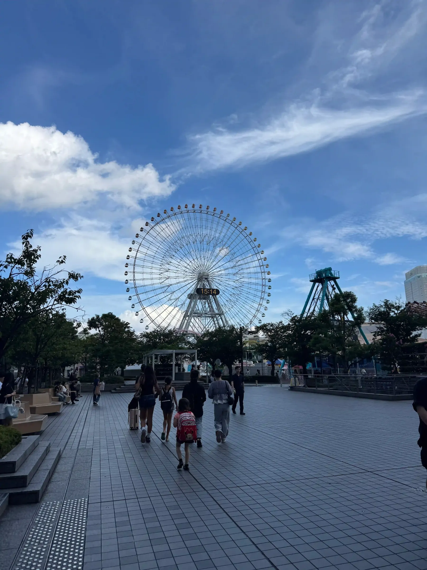 Vue sur le Cosmo Clock 21 depuis l'esplanade de Minato Mirai après traversée de Queens Square Yokohama