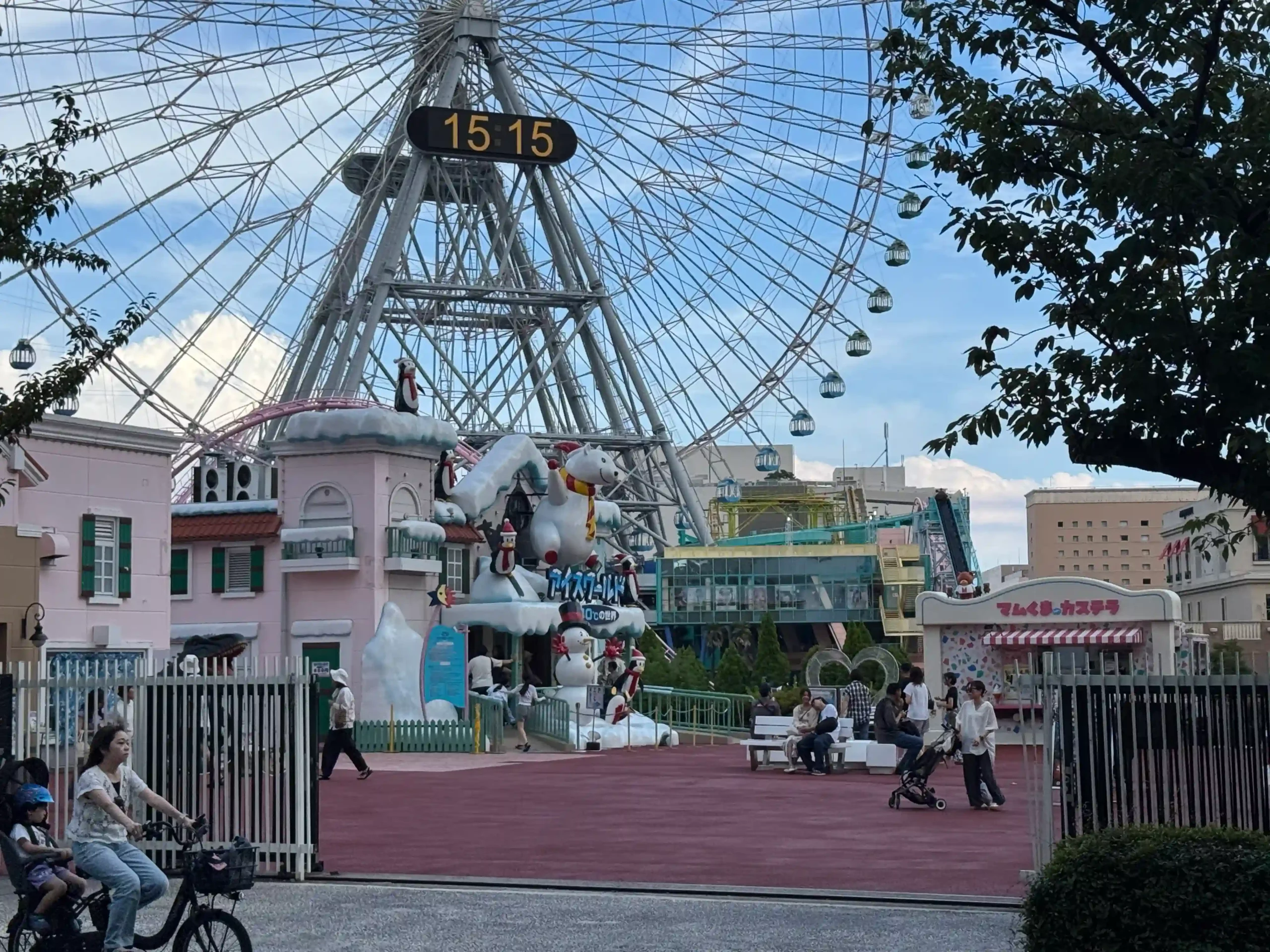 Entrée de Yokohama Cosmo World depuis l'esplanade de Minato Mirai