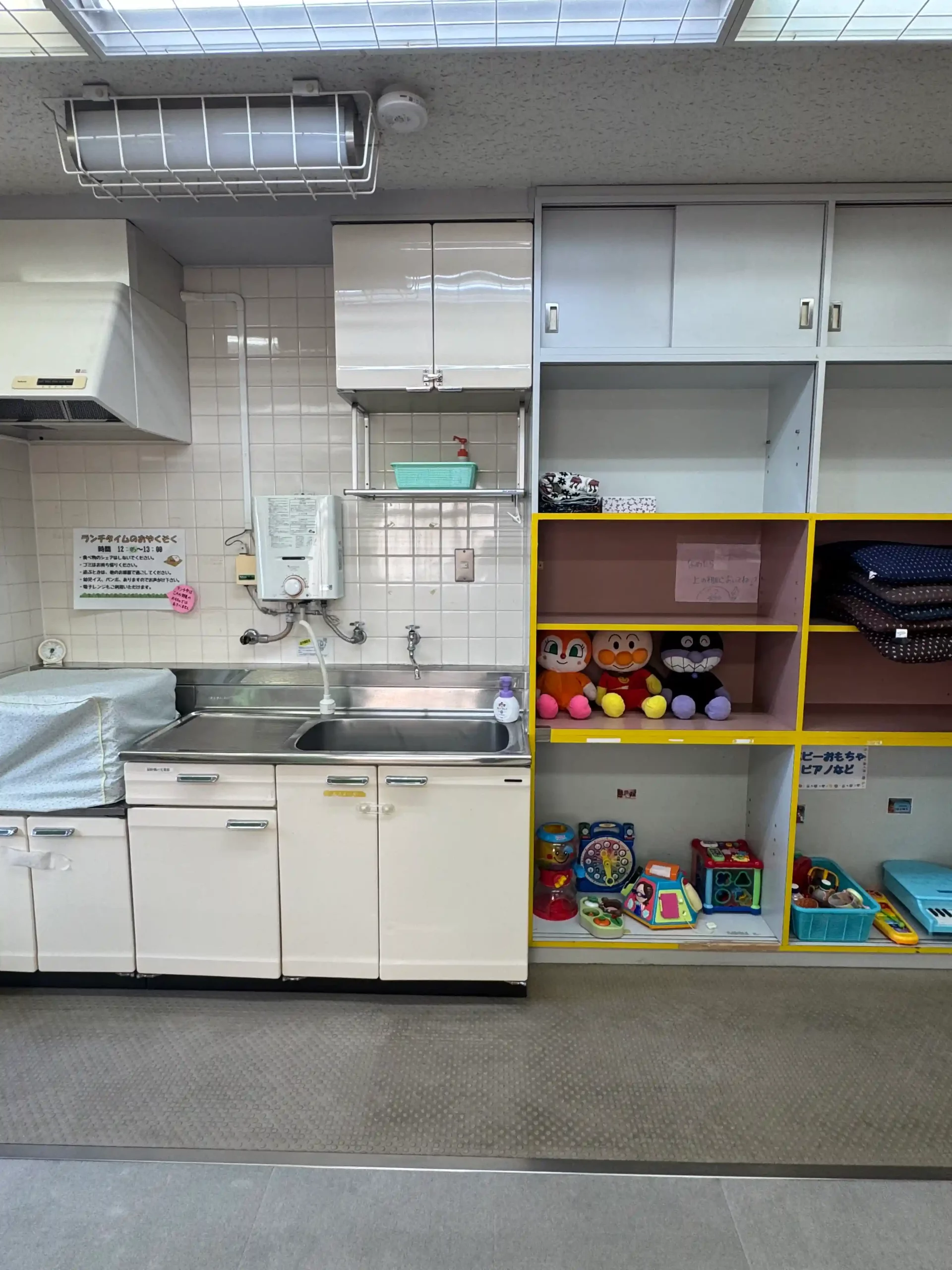 Espace repas et vaisselle dans une 児童館, pratique pour les parents avec bébé