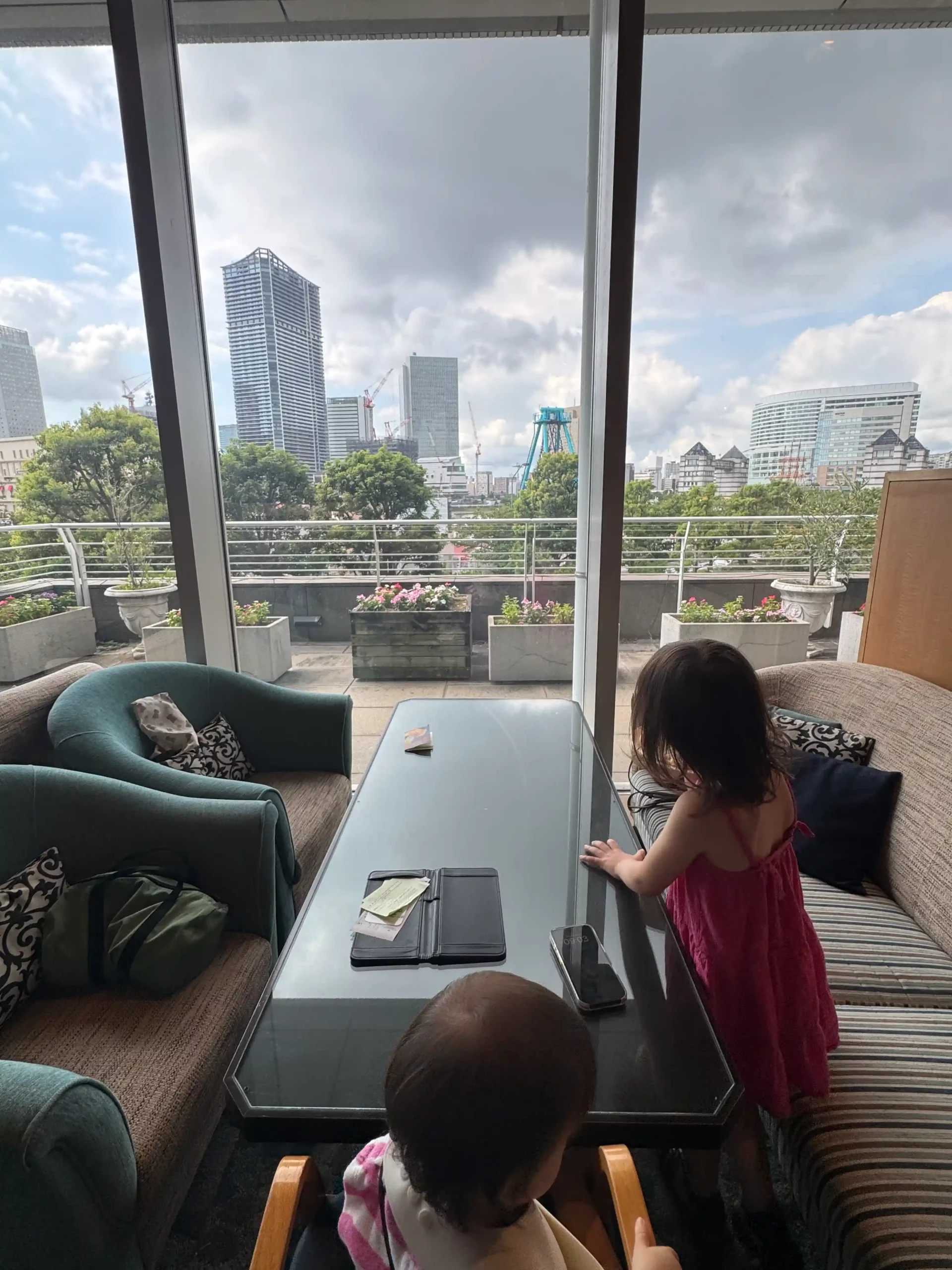Notre table au petit-déjeuner au Bay Hotel Tokyu avec vue sur la baie de Yokohama