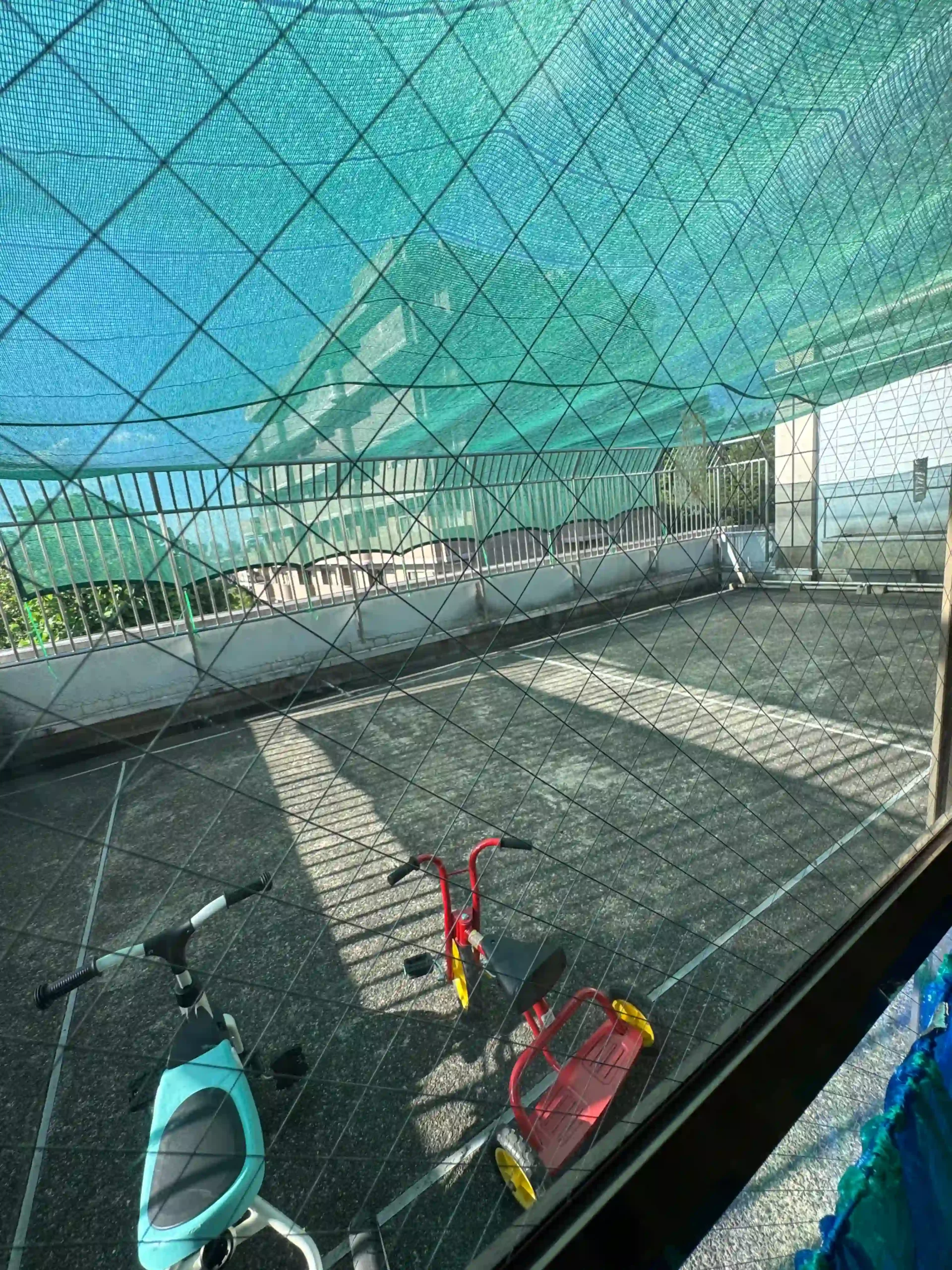 Cour extérieure 児童館 avec vélos