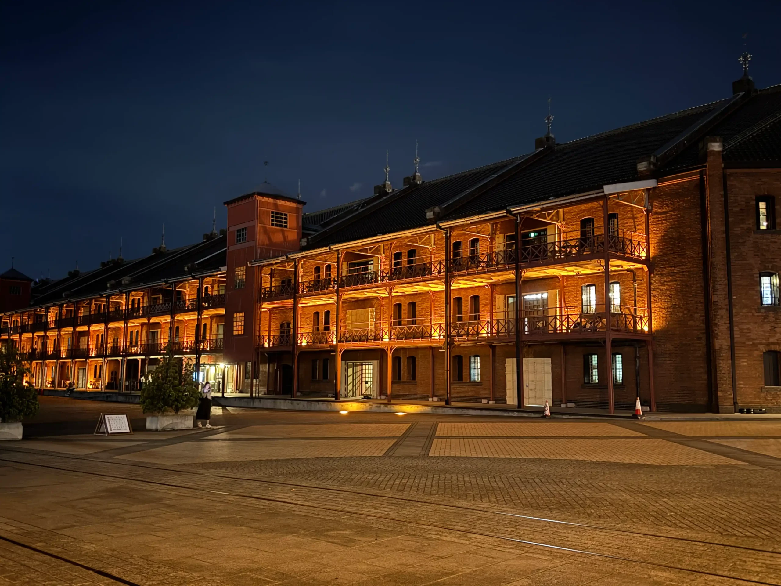 Le Yokohama Red Brick Warehouse Akarenga Soko illuminé de nuit les deux bâtiments de brique rouge