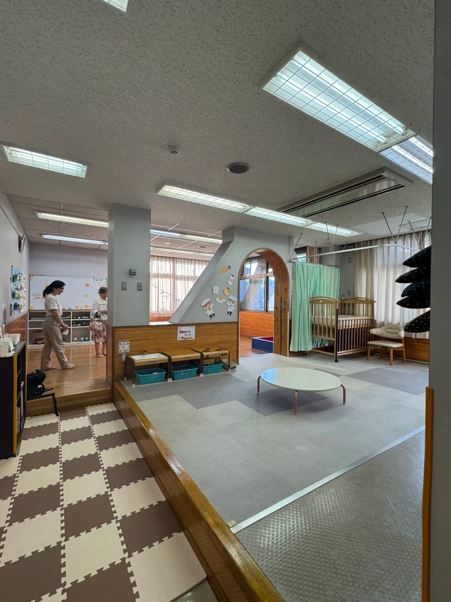 Espace de jeu avec tatami et jouets dans une 児童館 de Tokyo