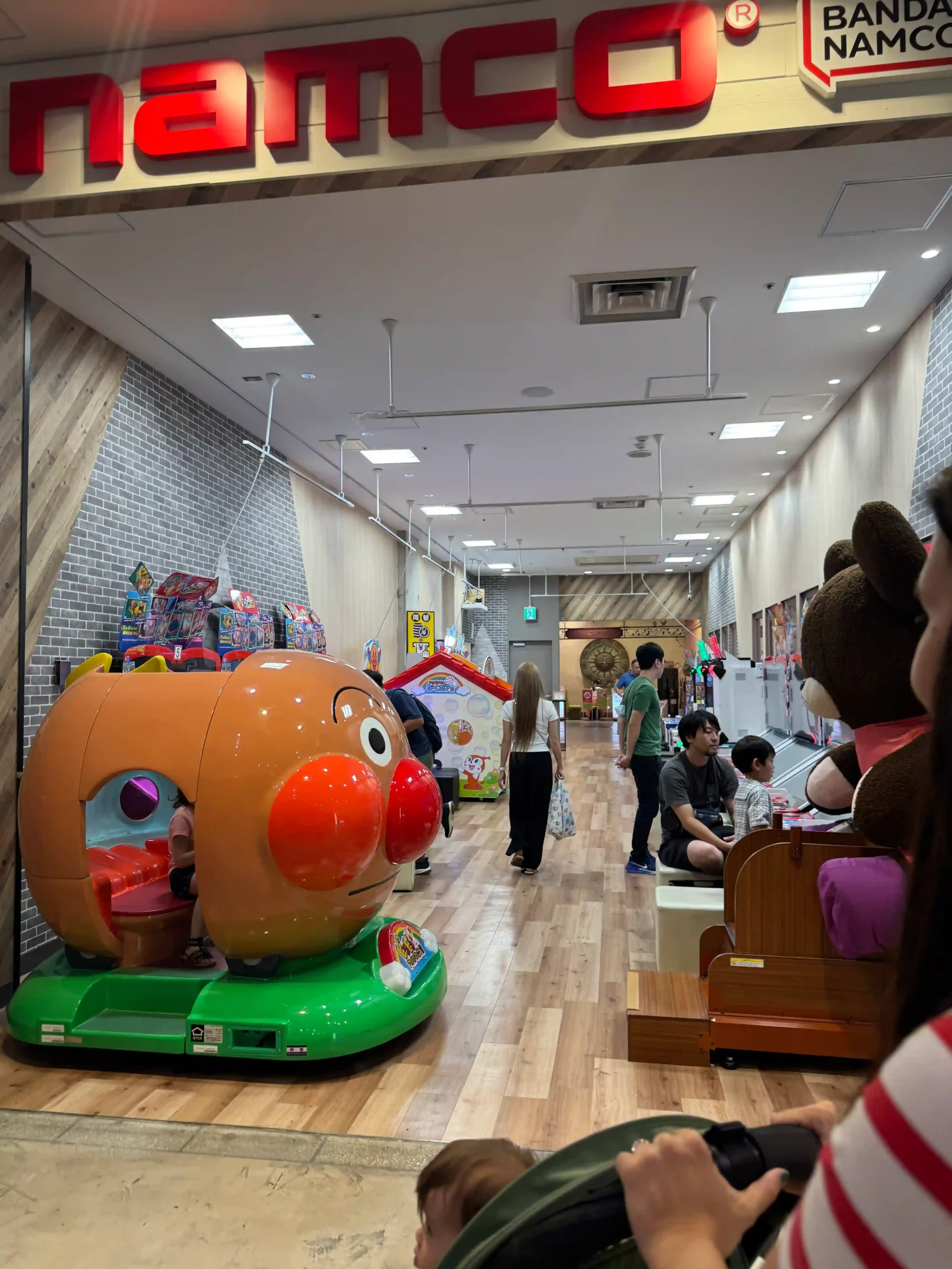 Intérieur du mall World Porters Yokohama restaurants divertissement et étage Namco arcade
