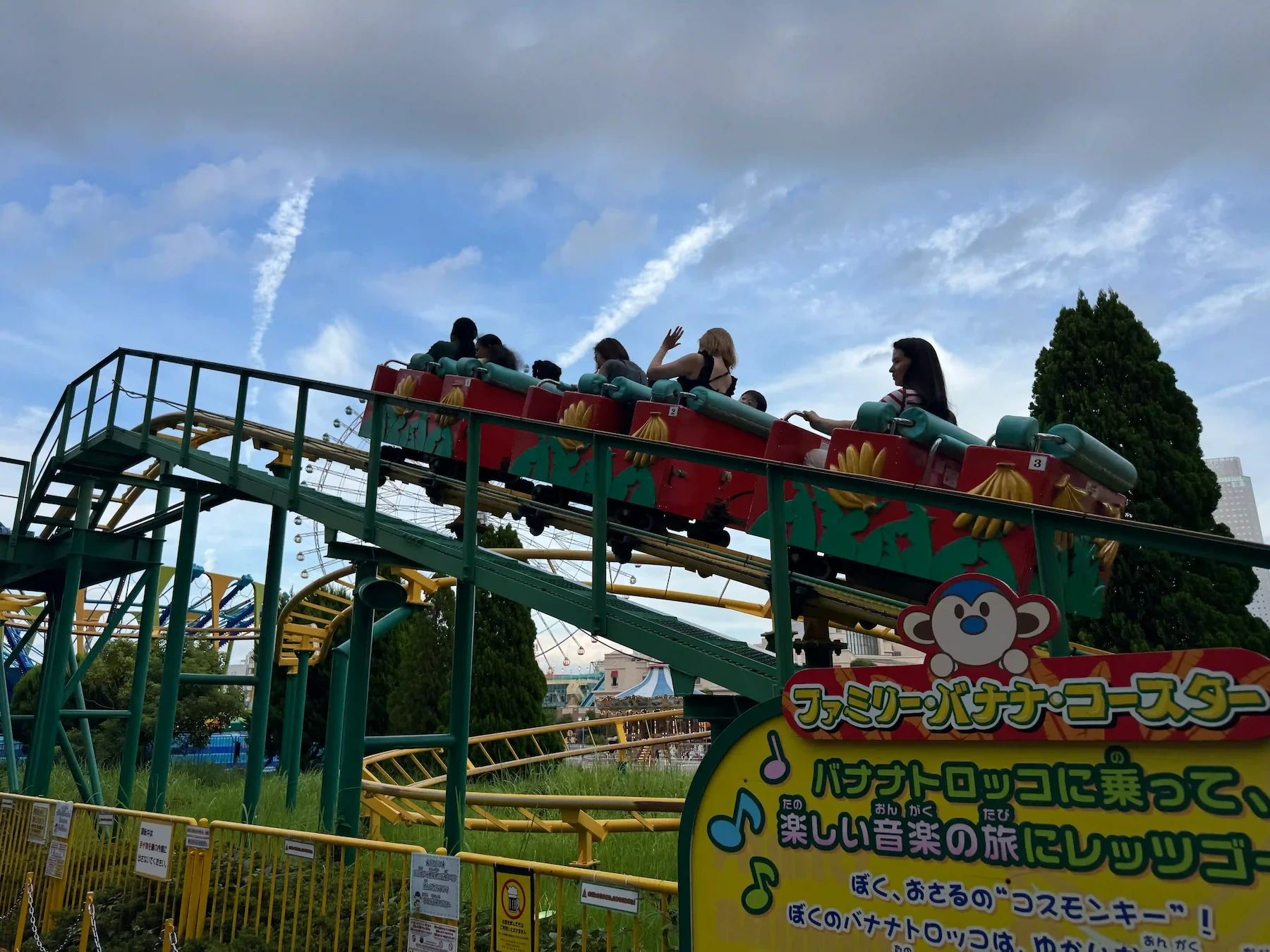 Notre fille de 5 ans avec sa maman dans le roller coaster Family Banana à Yokohama Cosmo World