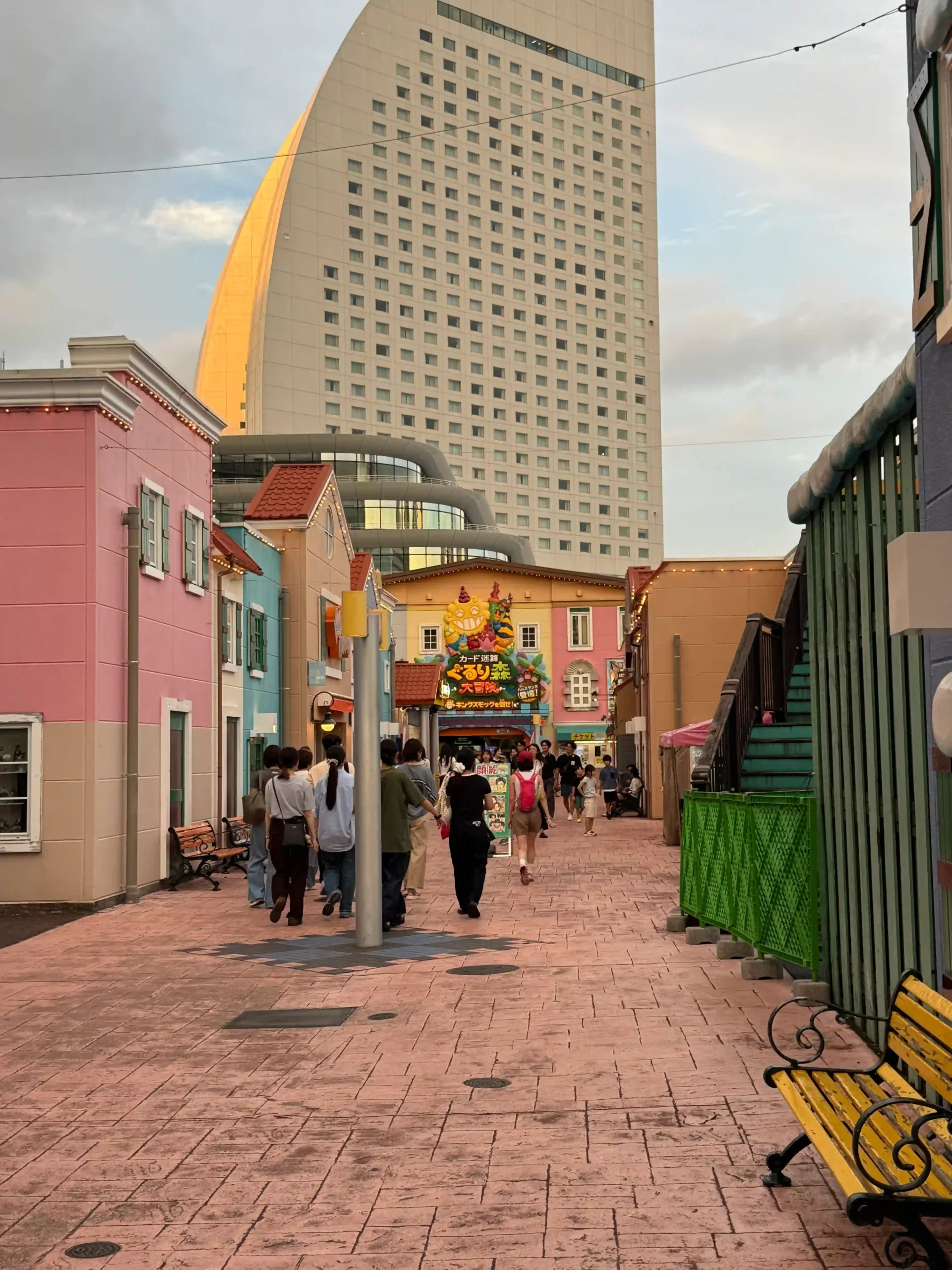 Rue principale de la zone village de Yokohama Cosmo World