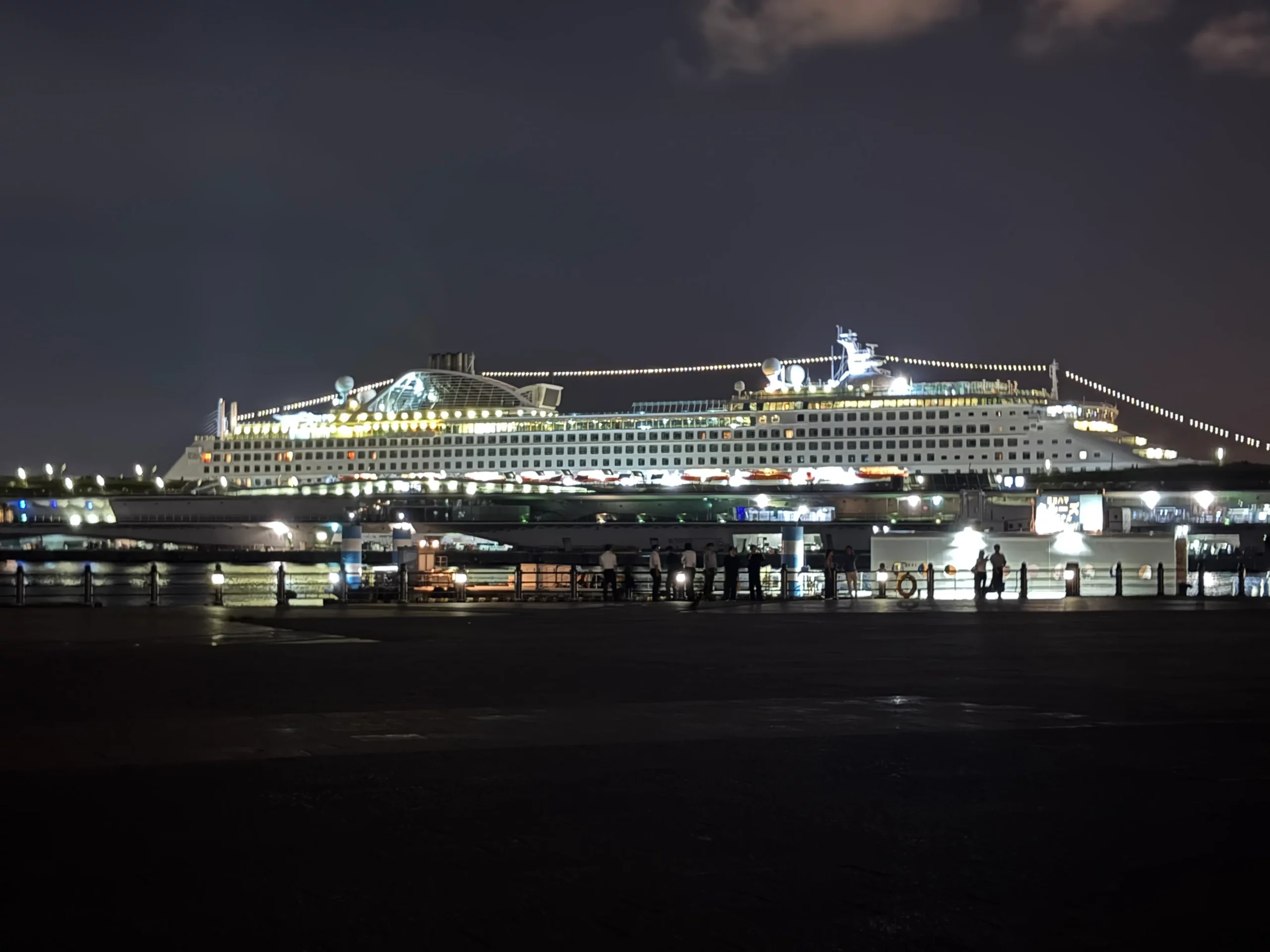 Paquebot géant amarré dans la baie de Yokohama à côté du Red Brick Warehouse