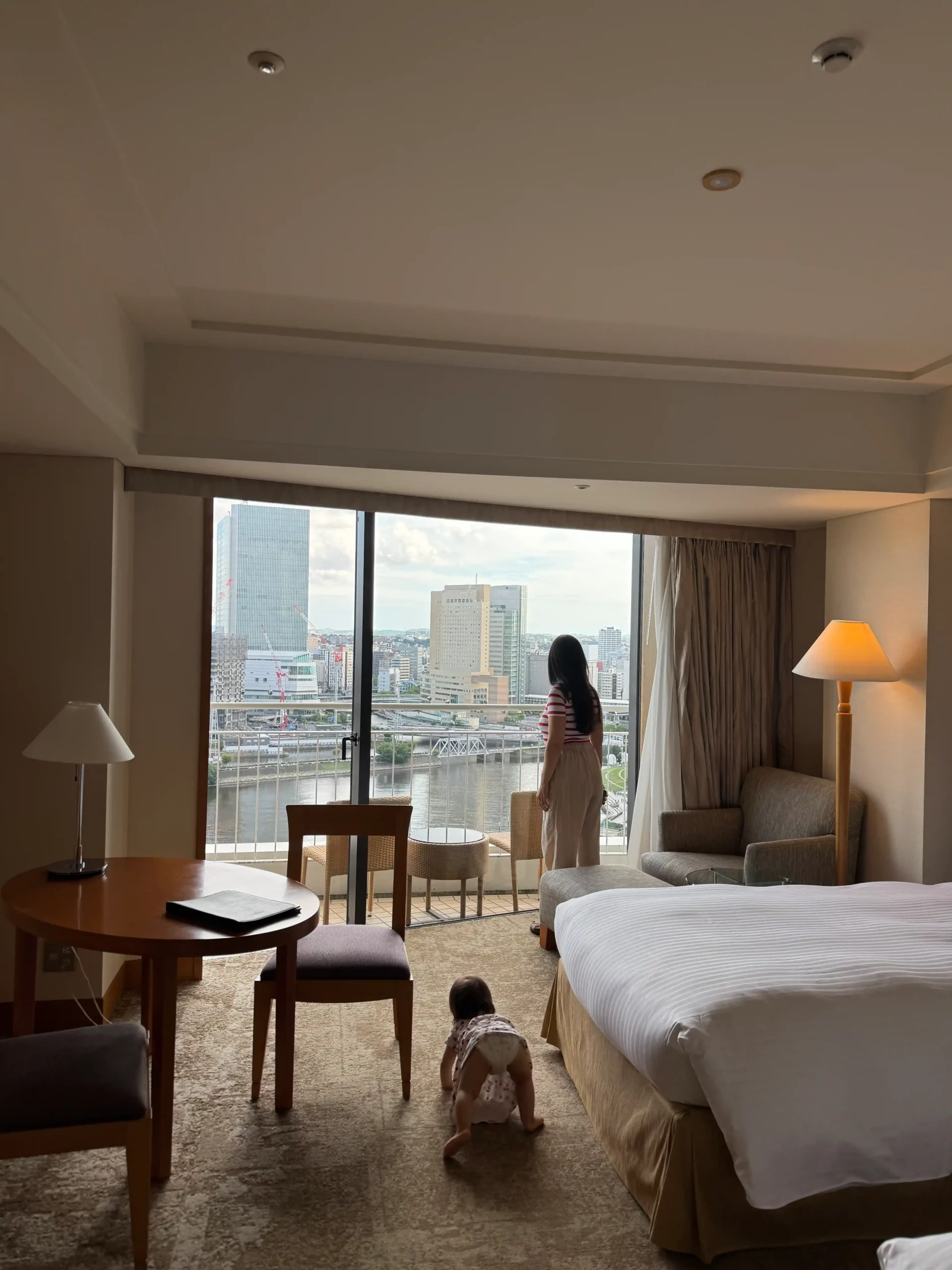 Chambre du Bay Hotel Tokyu au 16e étage design épuré luxueuse avec vue panoramique