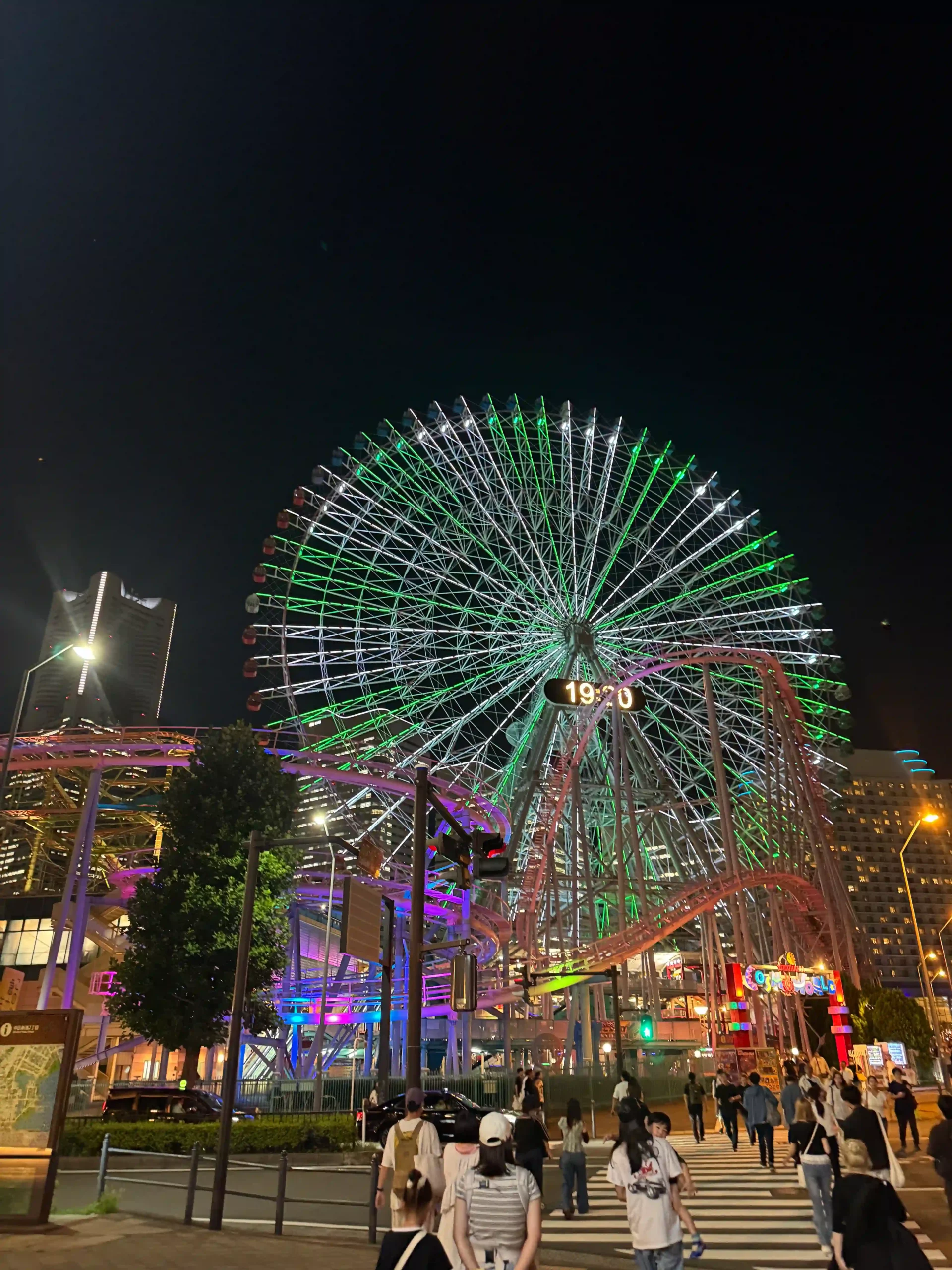 Grande roue Cosmo Clock 21 du parc Yokohama Cosmo World 112 mètres symbole de Minato Mirai