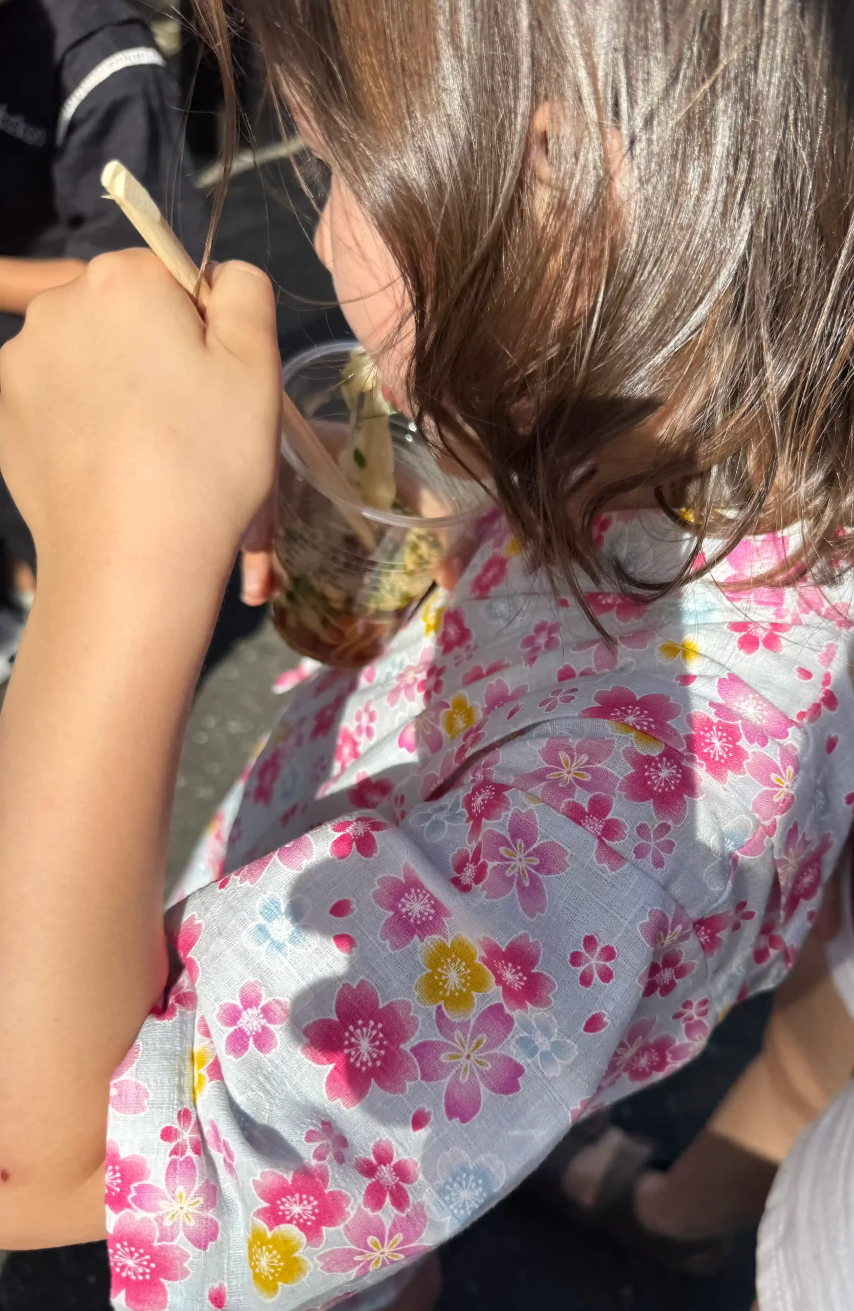 Enfant de 5 ans mangeant des sōmen nagashi dans la goutiere de bambou lors d'un matsuri de quartier au Japon
