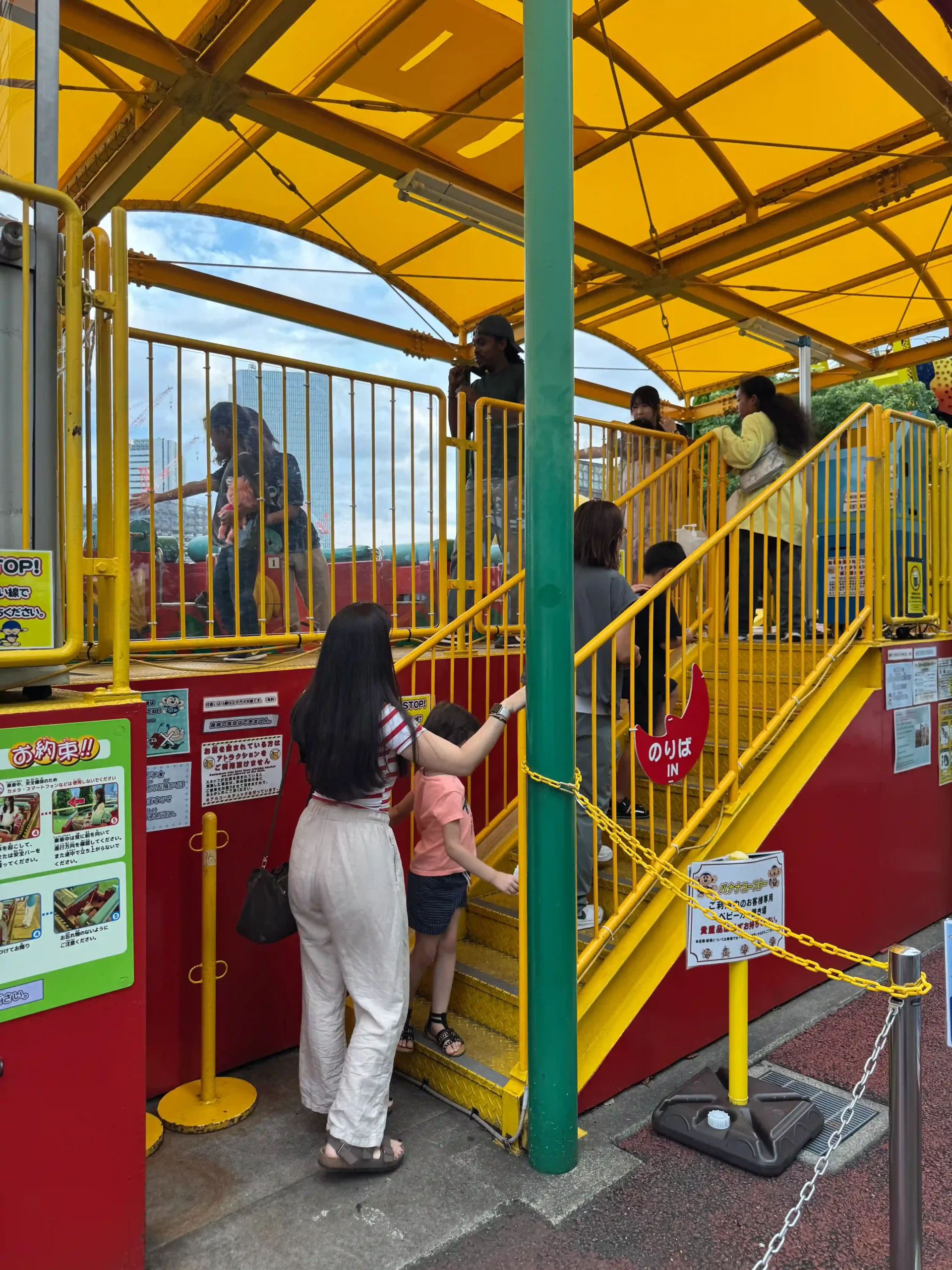 Notre fille de 5 ans et sa maman entrant dans le Family Banana Coaster à Cosmo World Yokohama sans file d'attente