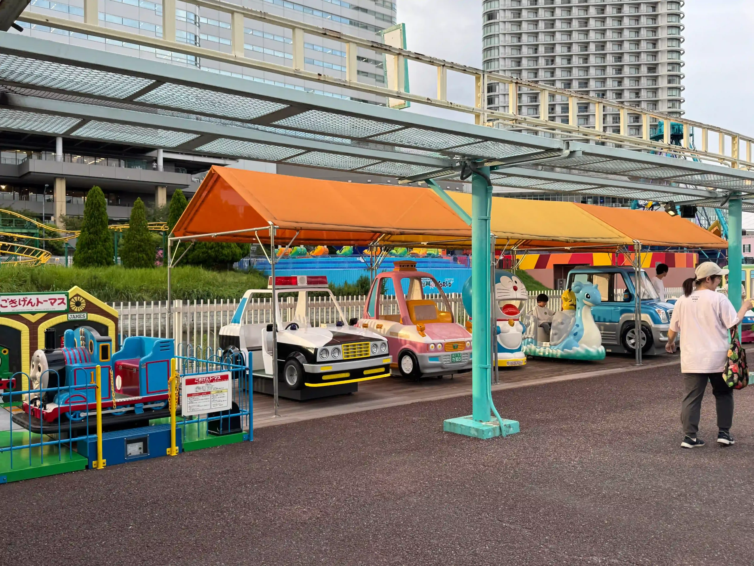 Petites voitures à pièces pour tout-petits sur le petit îlot de Cosmo World Yokohama
