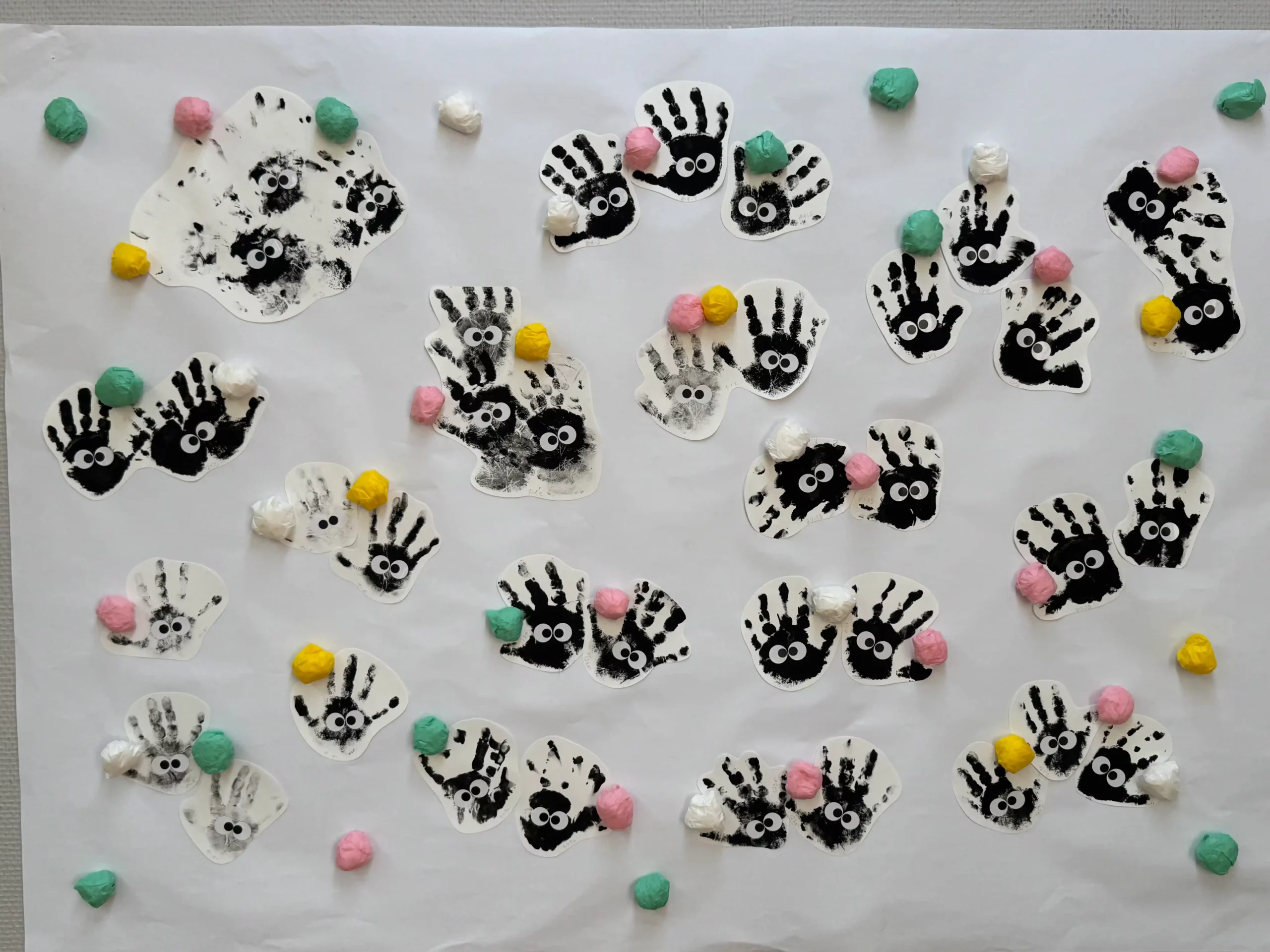 Réalisations d'enfants affichées dans les espaces d'une 児童館, Susuwatari de Mon voisin Totoro