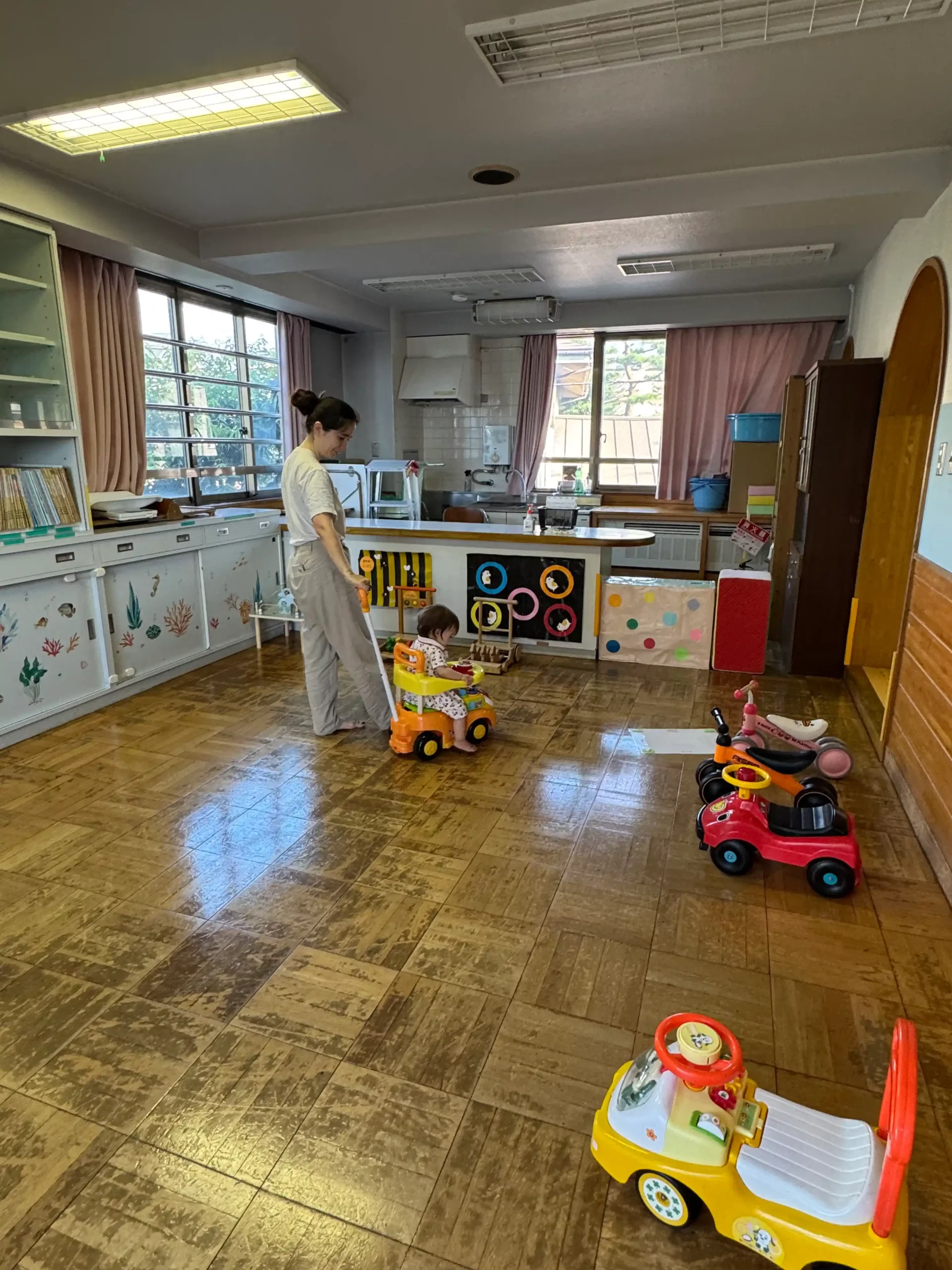 Bébé de 1 an sur une petite voiture dans la salle de motricité pour les moins de 3 ans, 児童館 Tokyo
