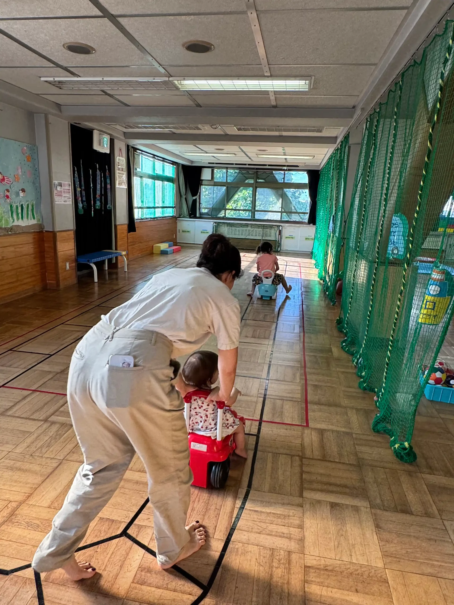 Piste de voitures à pédales dans la grande salle de motricité d'une 児童館 Tokyo