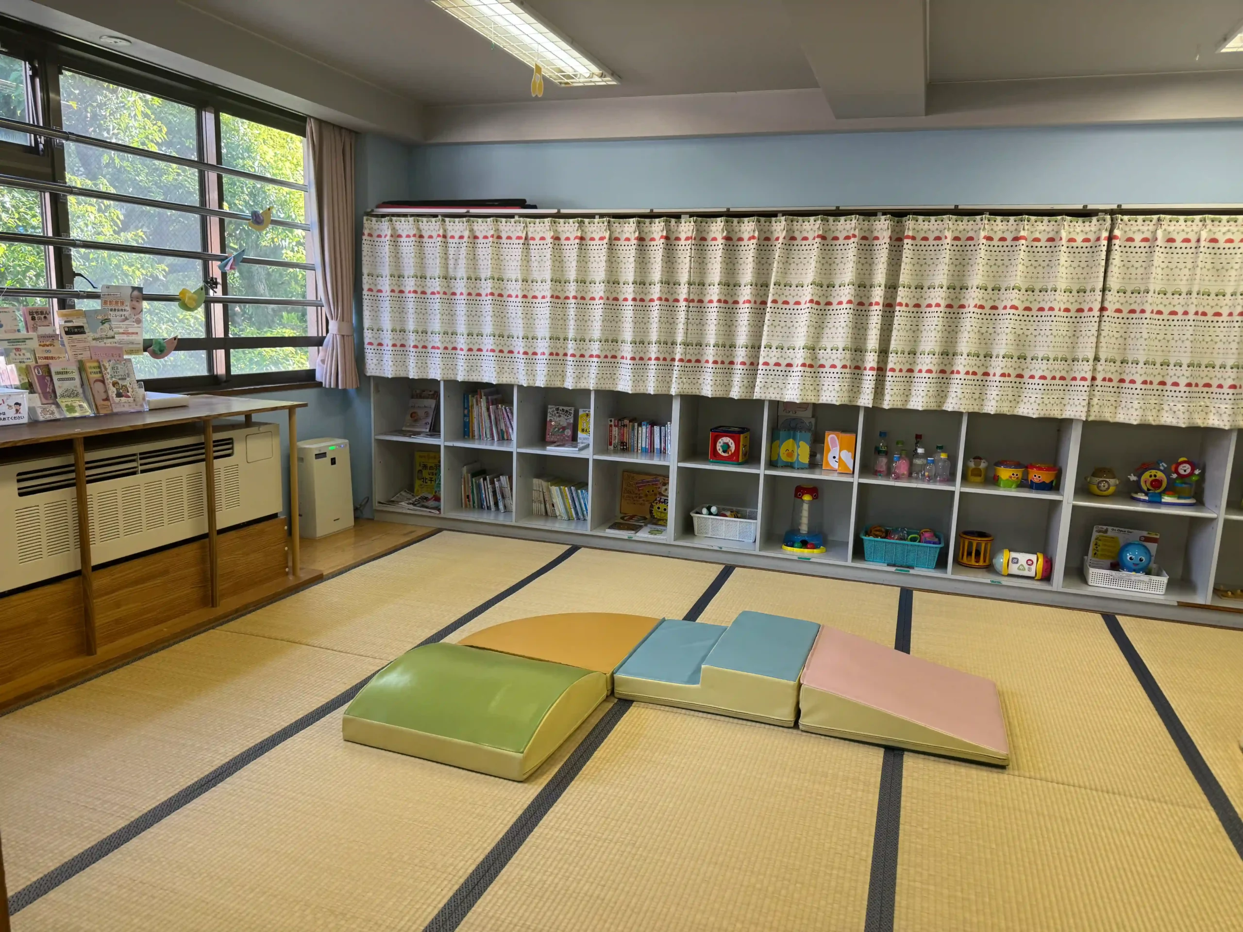 Salle de motricité pour les moins de 3 ans dans une 児童館 de Tokyo