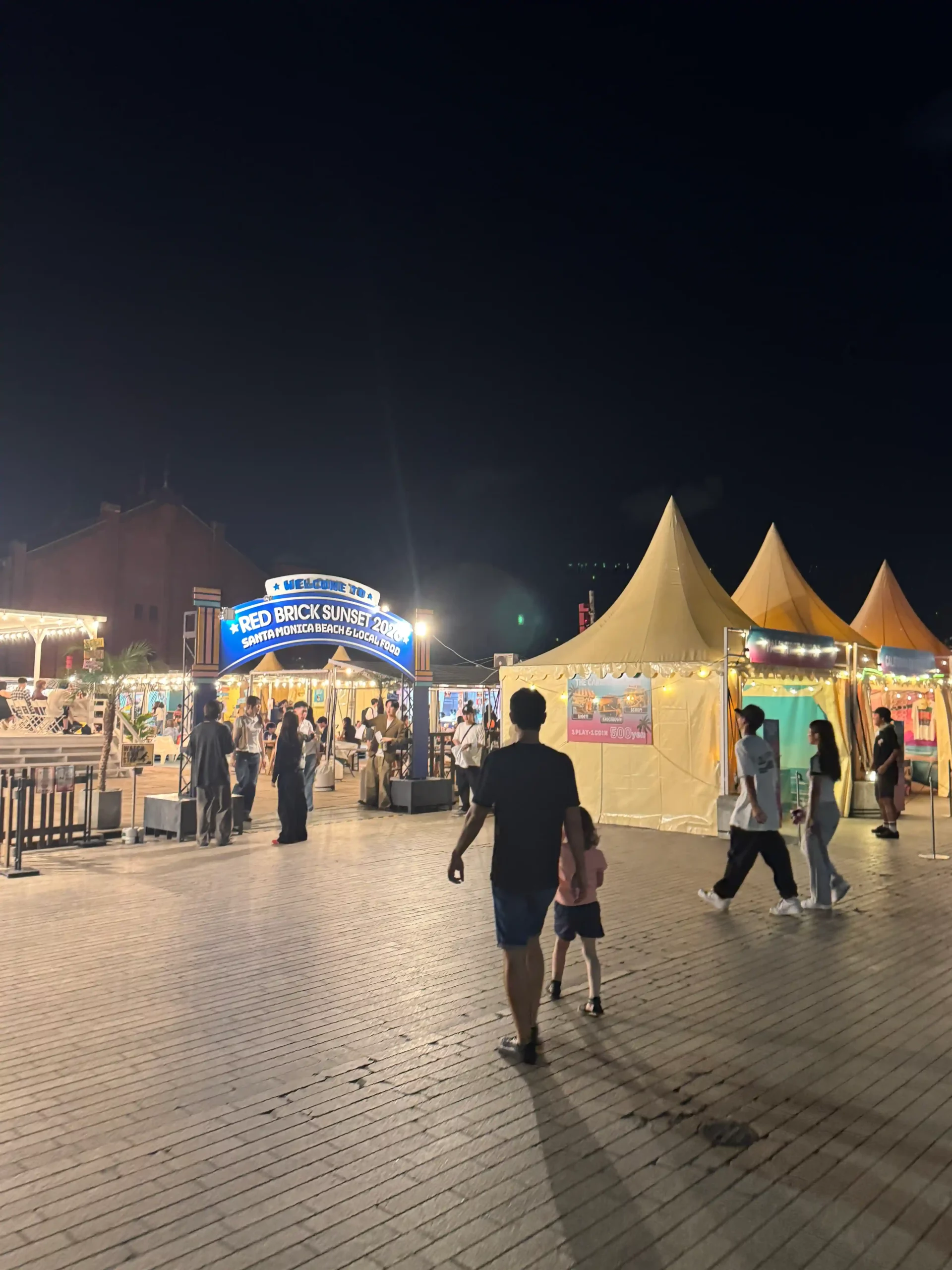 Ambiance coucher de soleil au Red Brick Warehouse Yokohama Akarenga Soko tentes food stalls musique plein air