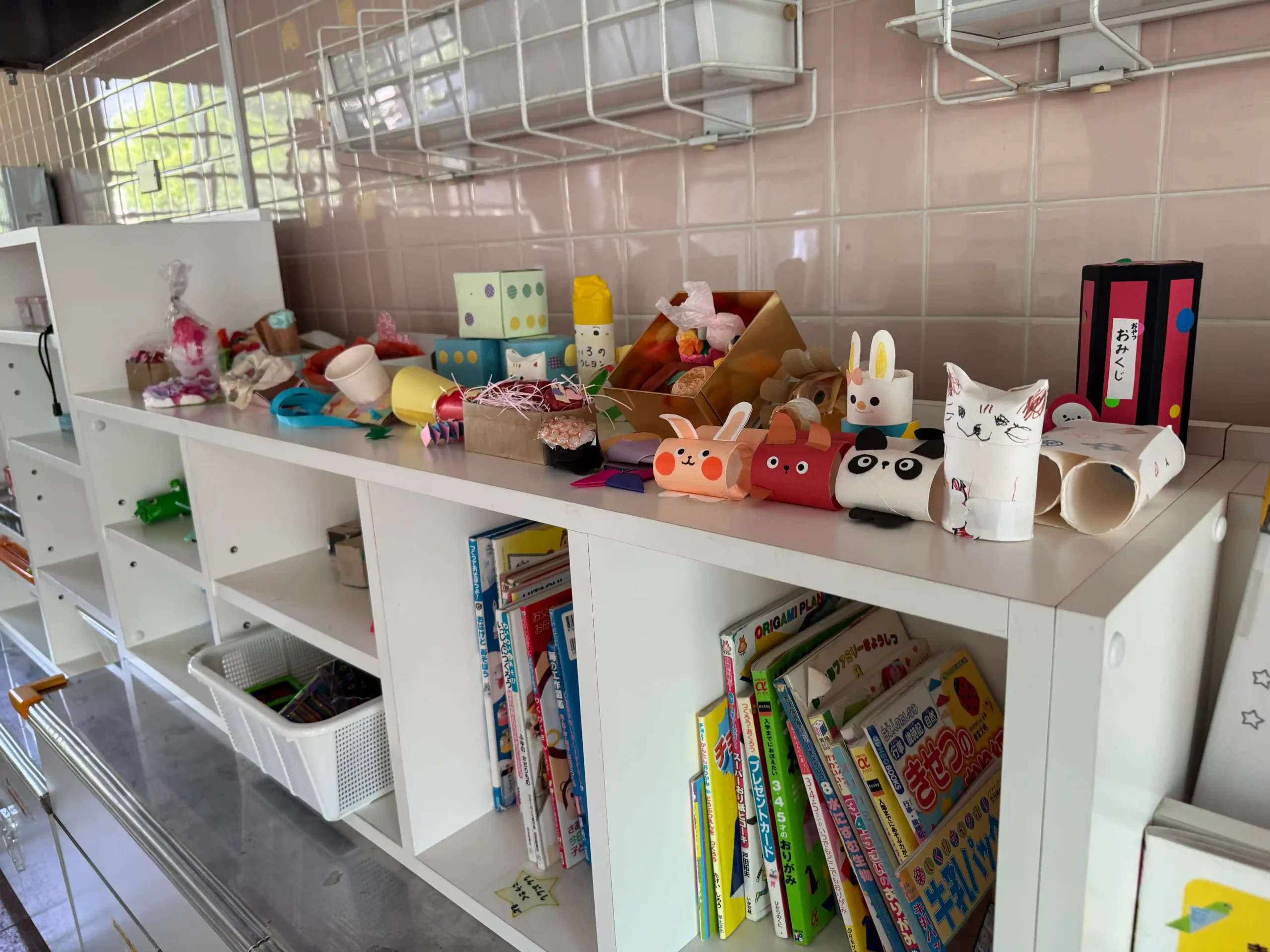 Créations d'enfants dans la salle de bricolage 児童館