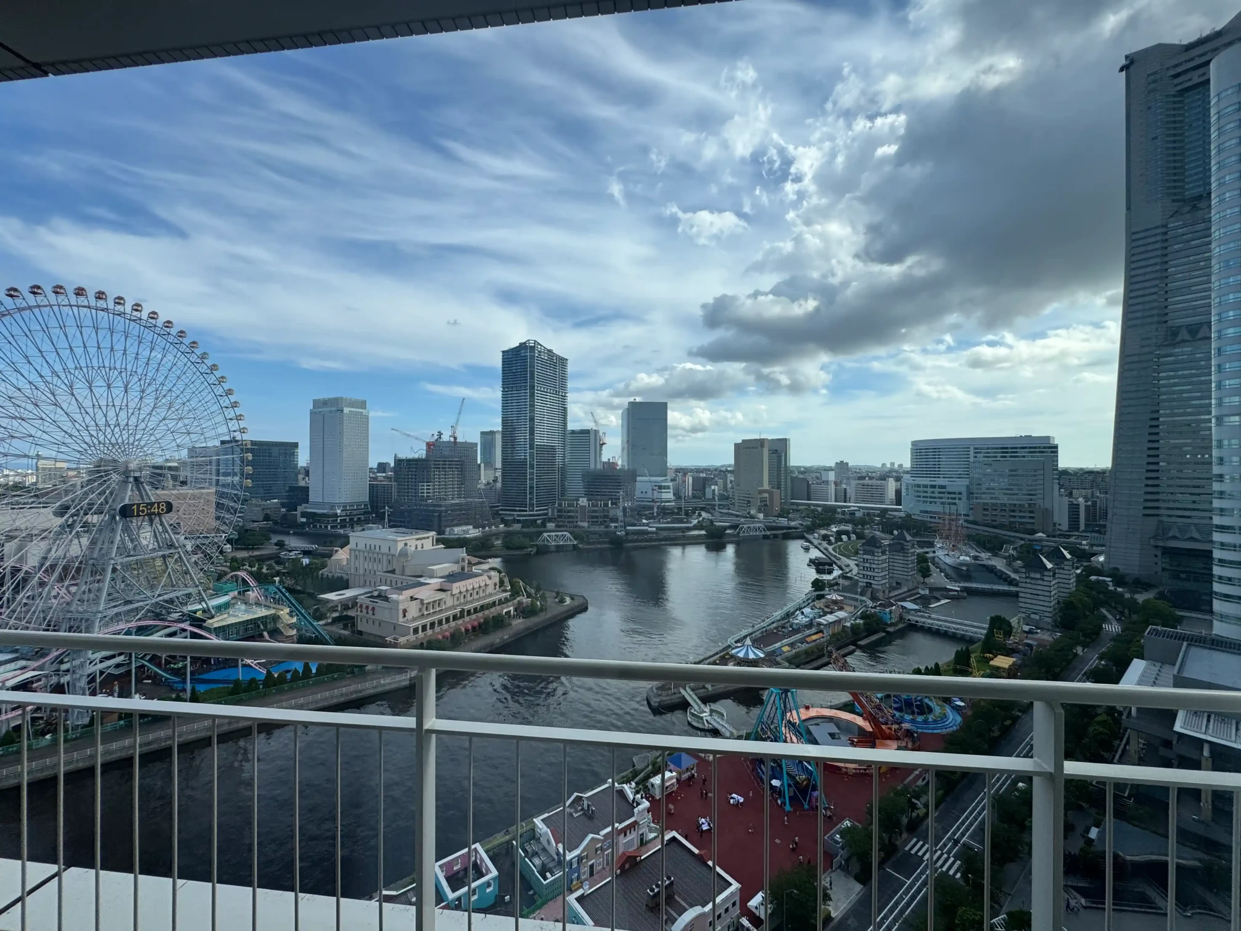 Vue depuis le balcon du Bay Hotel Tokyu sur Yokohama et le parc Cosmo World sans bruit