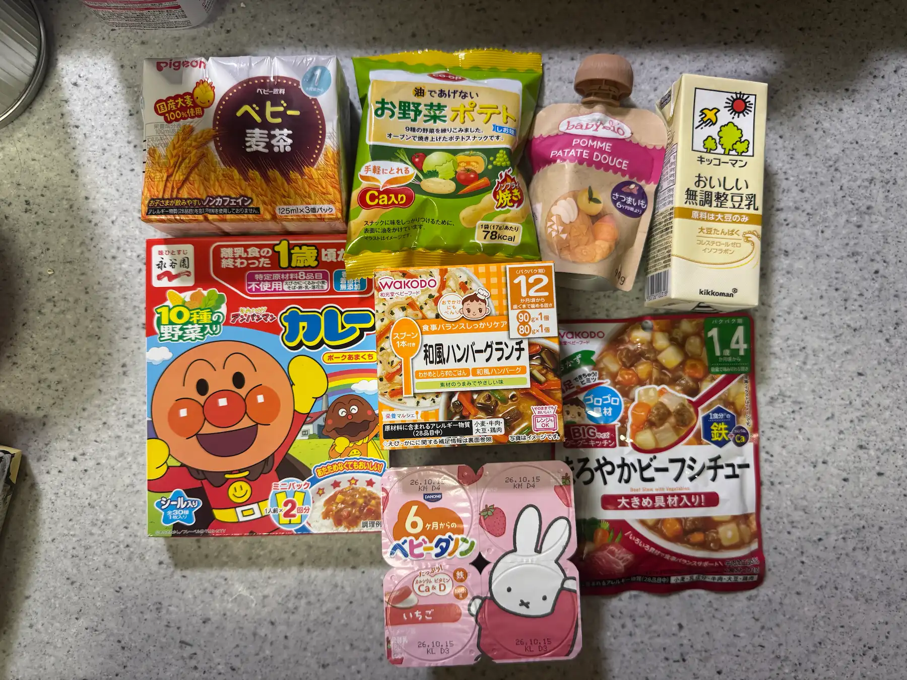 Produits bébé japonais : petits pots Wakodo, boisson Pigeon, bébi-dano Danone, gourde Baby Bio, lait de soja Kikkoman et curry Anpanman