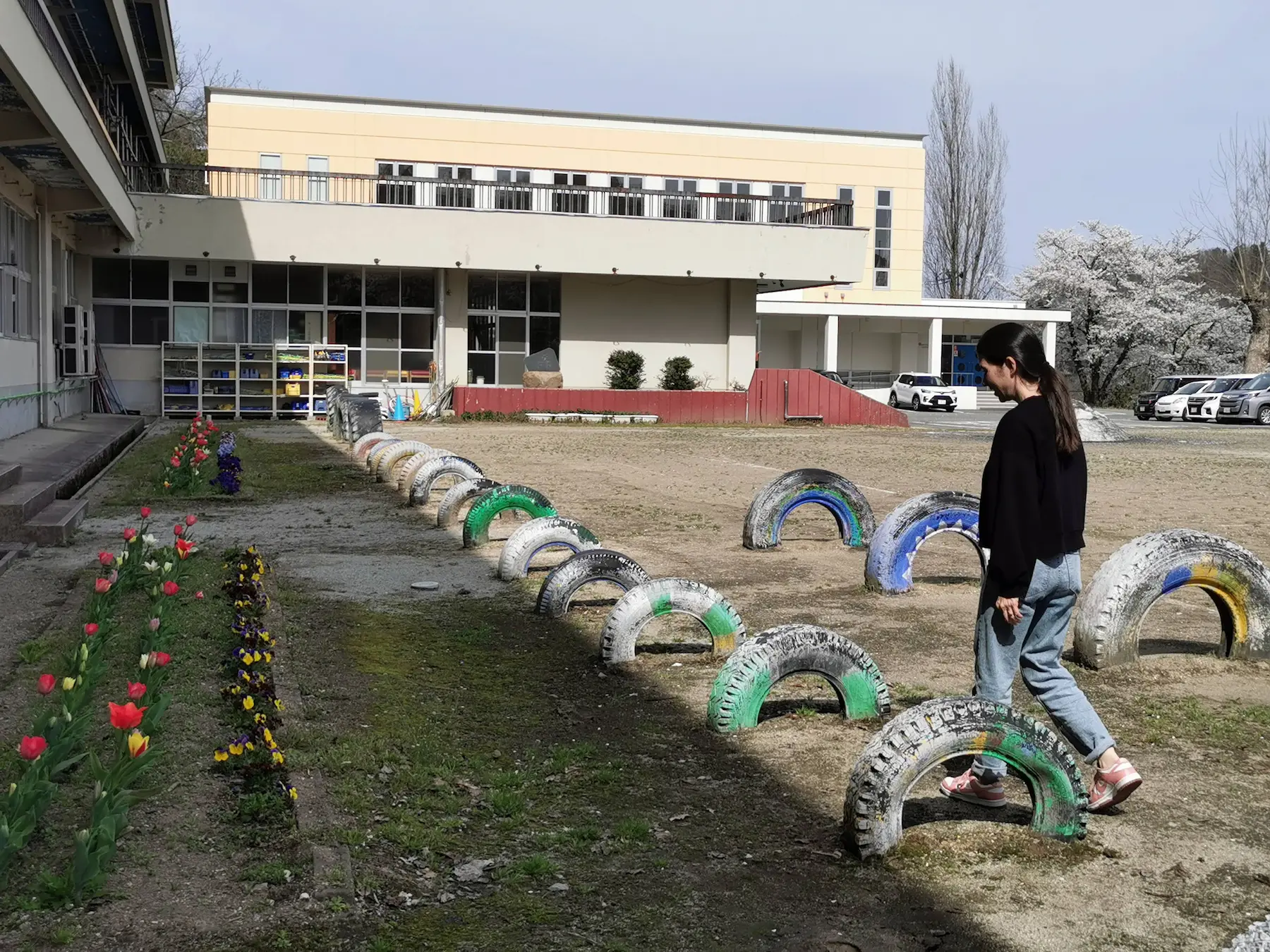 Cour d'école de montagne Yamagata, pneus colorés et tulipes