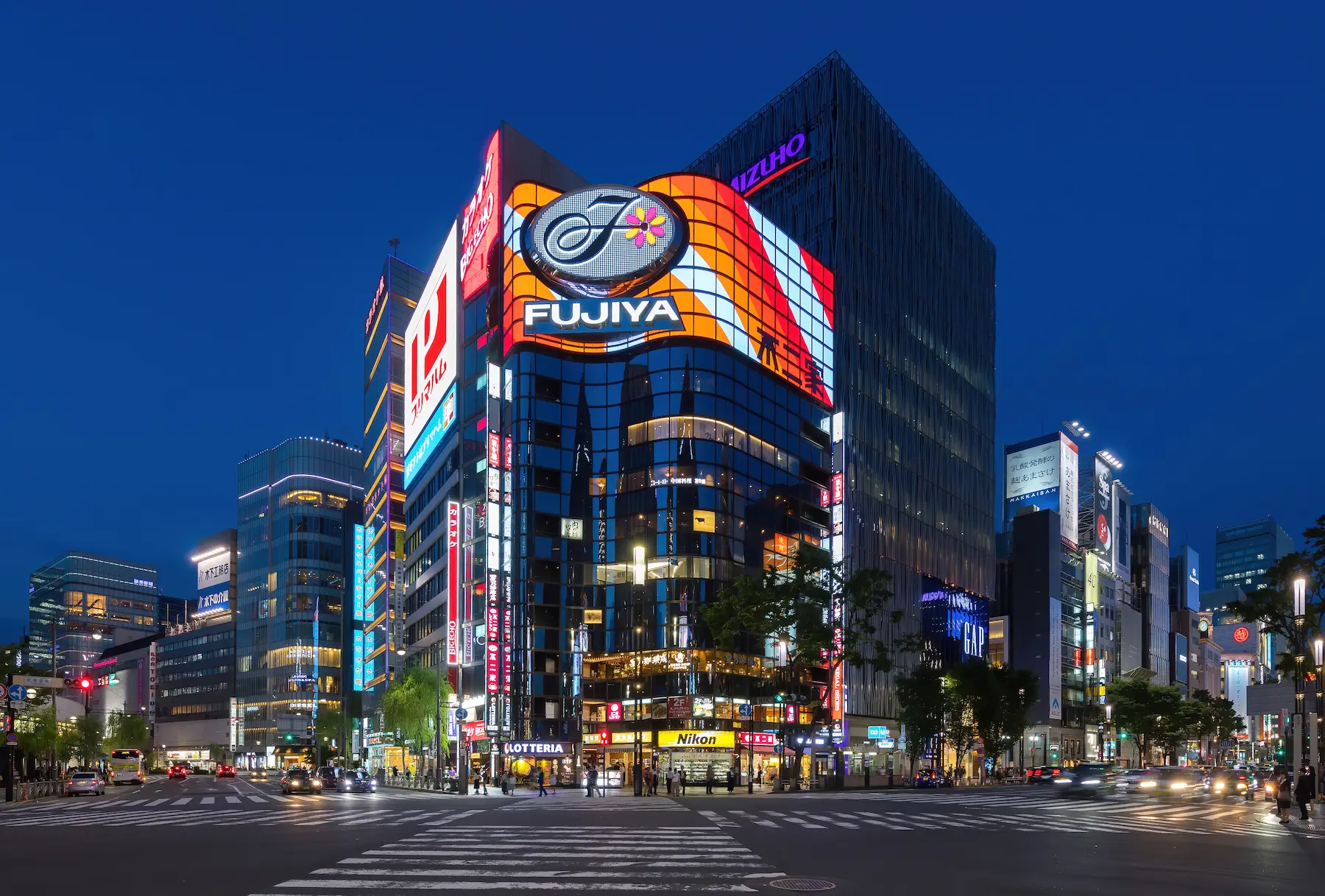 Carrefour de Ginza la nuit avec l'enseigne Fujiya, Tokyo