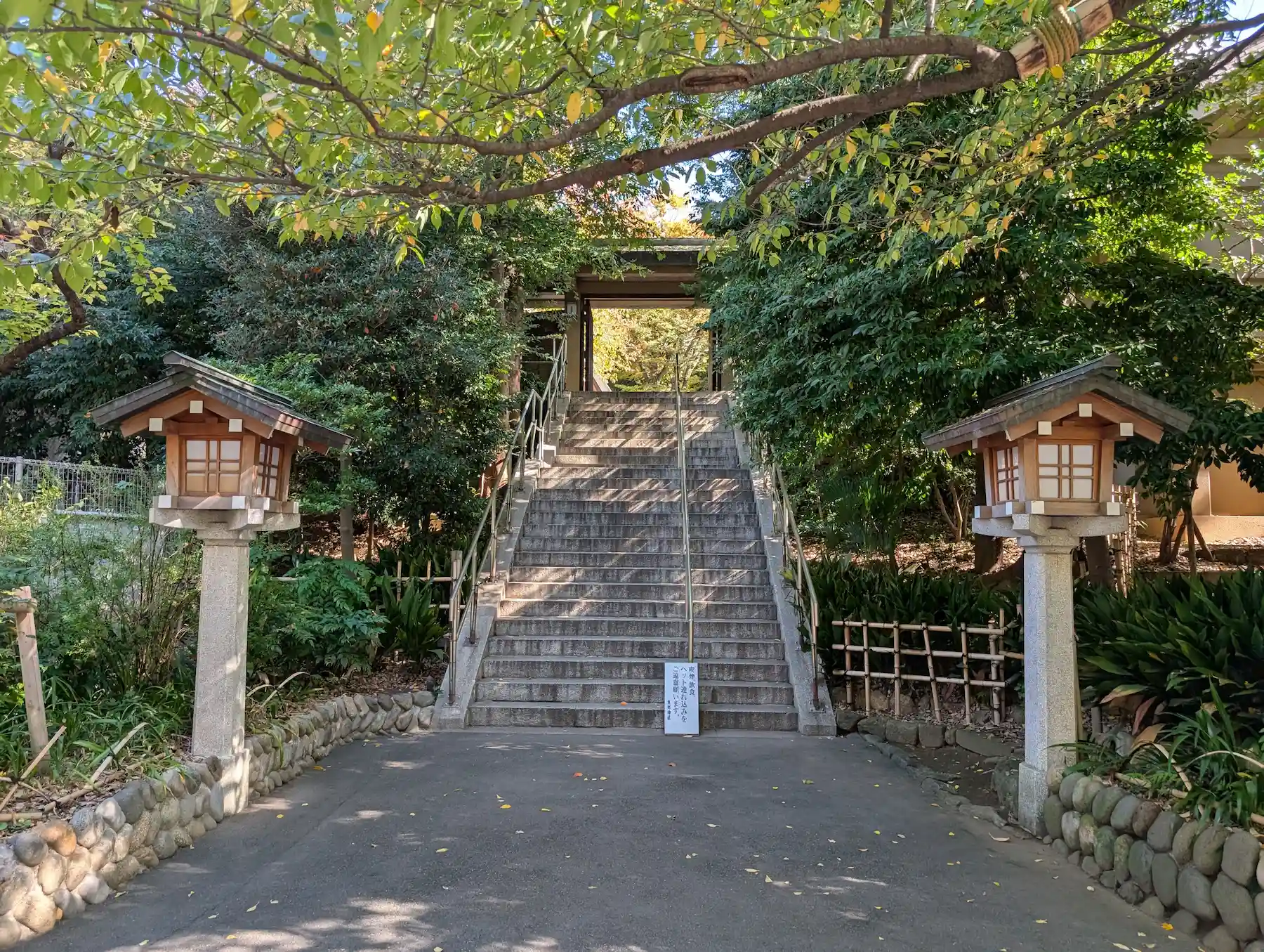 Escalier d'un sanctuaire shinto à Harajuku, Tokyo