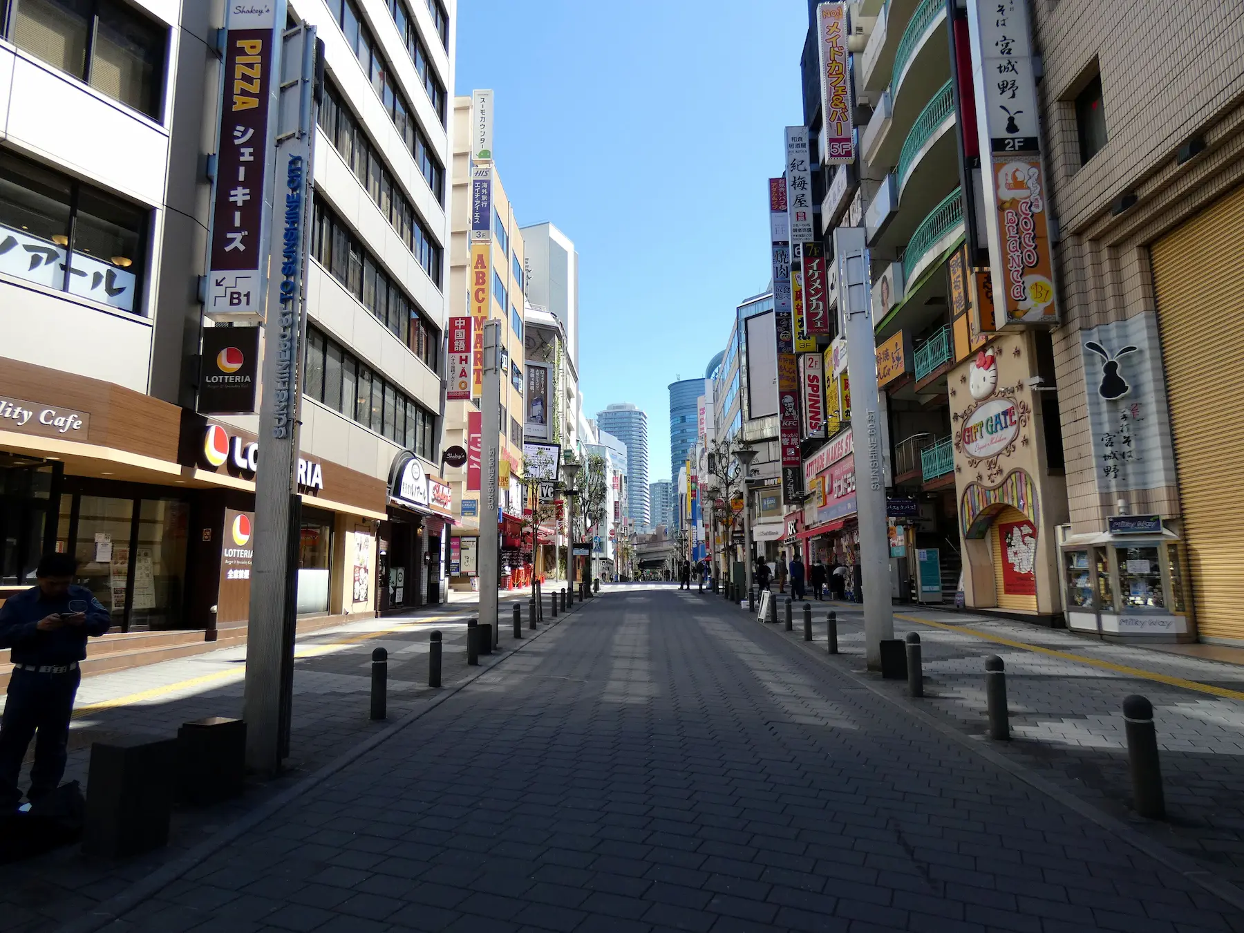 Rue commerçante d’Ikebukuro avec la tour Sunshine 60 en arrière-plan, Tokyo