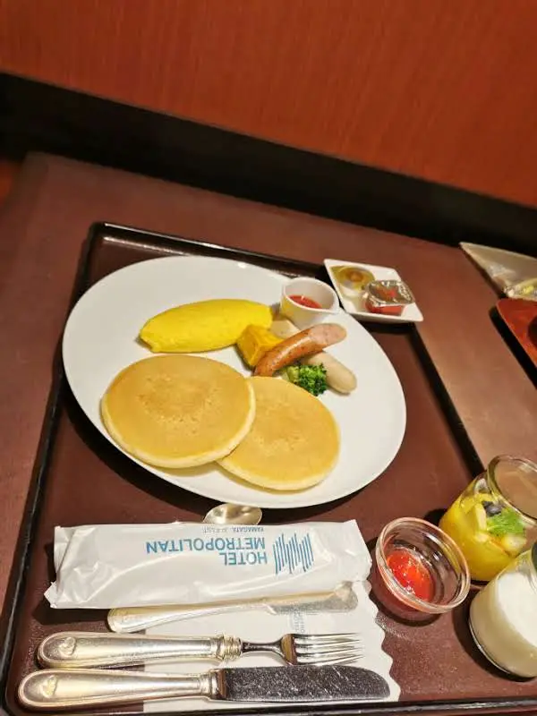Petit-déjeuner enfant pancakes et saucisse au Metropolitan Yamagata