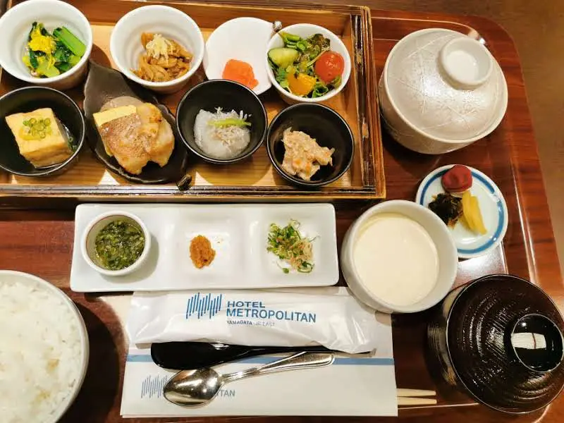 Petit-déjeuner japonais teishoku au Hotel Metropolitan Yamagata