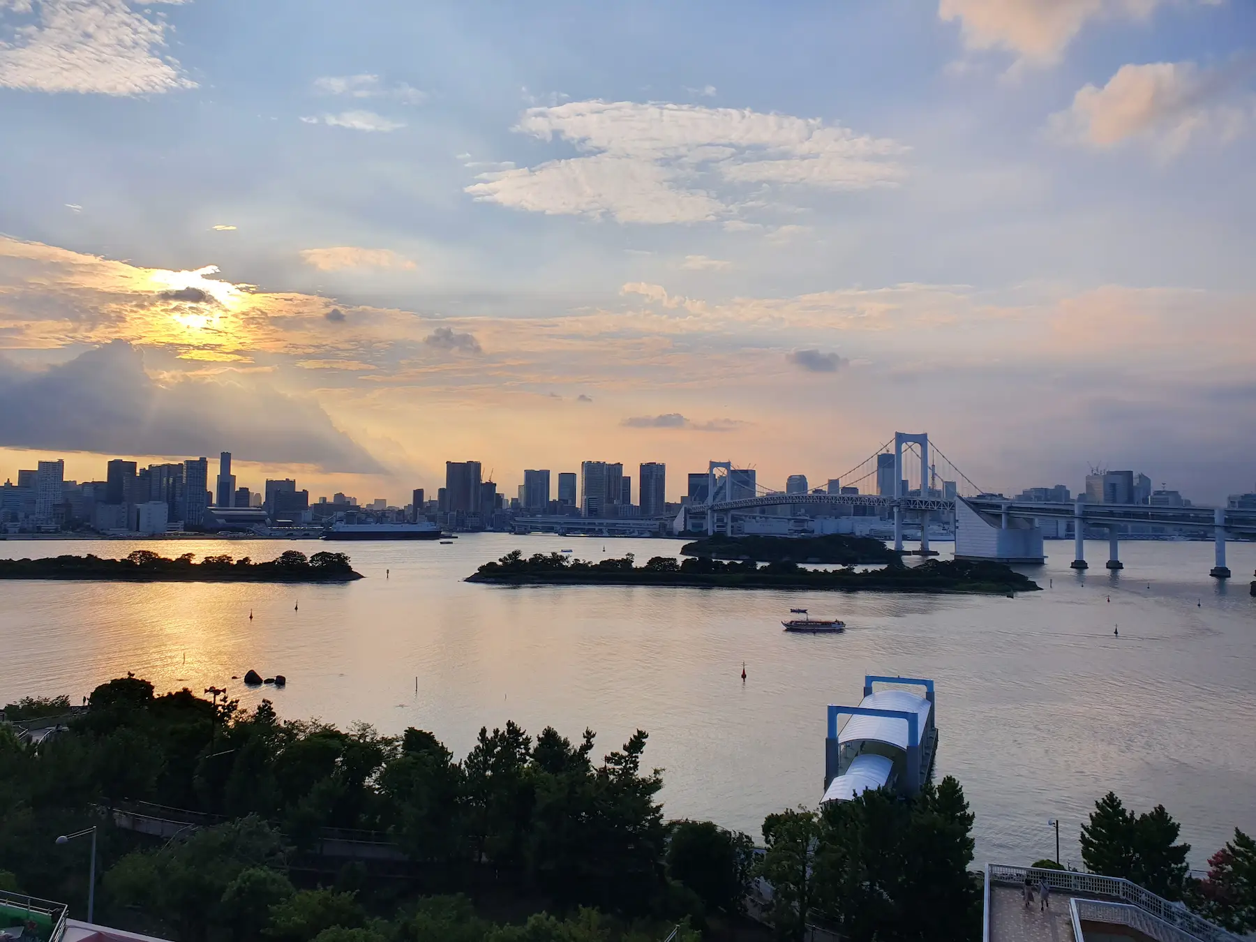 Vue sur le Rainbow Bridge et la skyline de Tokyo depuis Odaiba au coucher du soleil