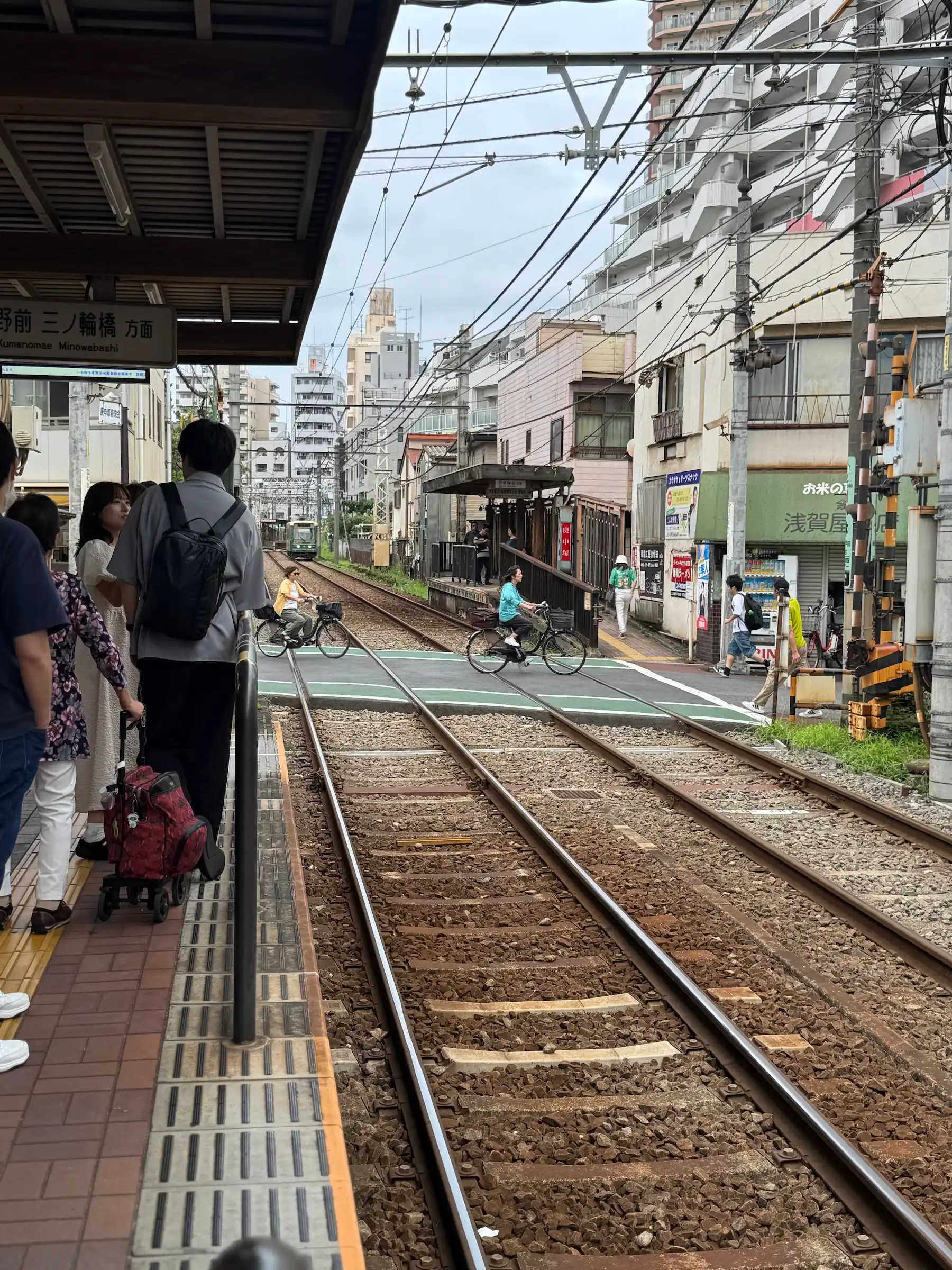Quai de la station Toden Arakawa avec les rails et les barrières levées laissant passer piétons et vélos