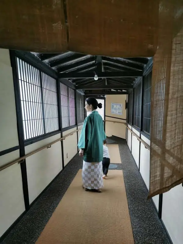 Couloir du ryokan Saikatei Jidaiya, shoji et bois ancien