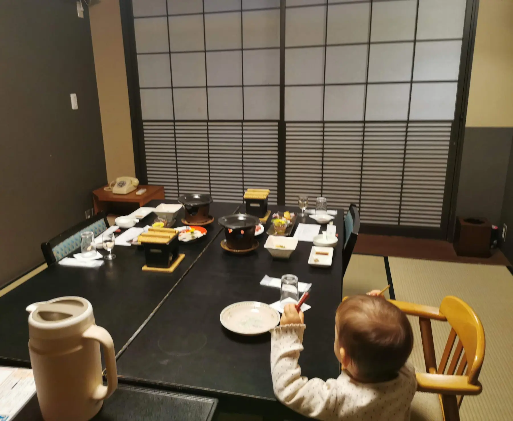 Salle à manger privée du ryokan Saikatei Jidaiya, chaise haute fournie