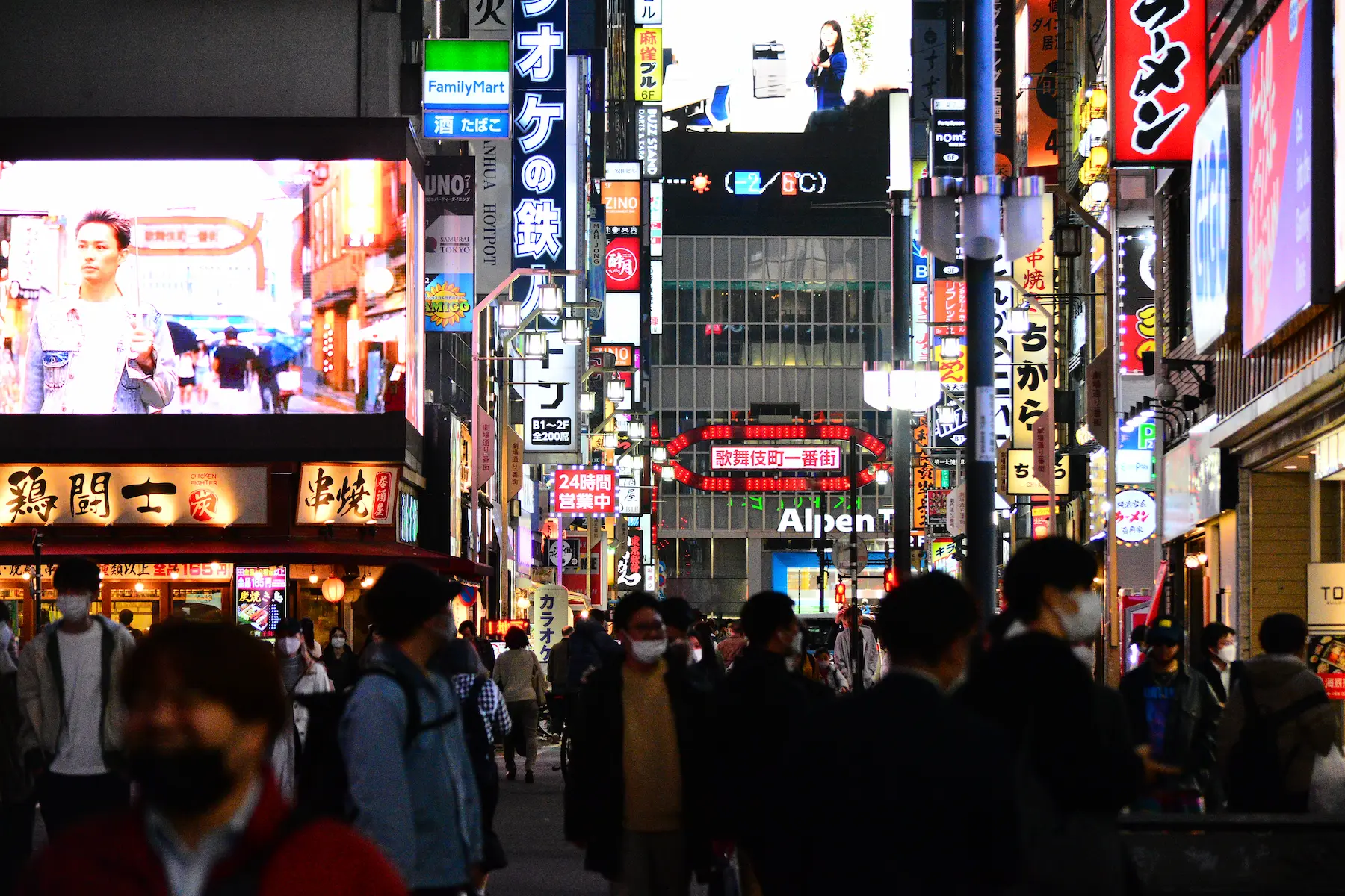 Rue nocturne de Kabukicho à Shinjuku, Tokyo