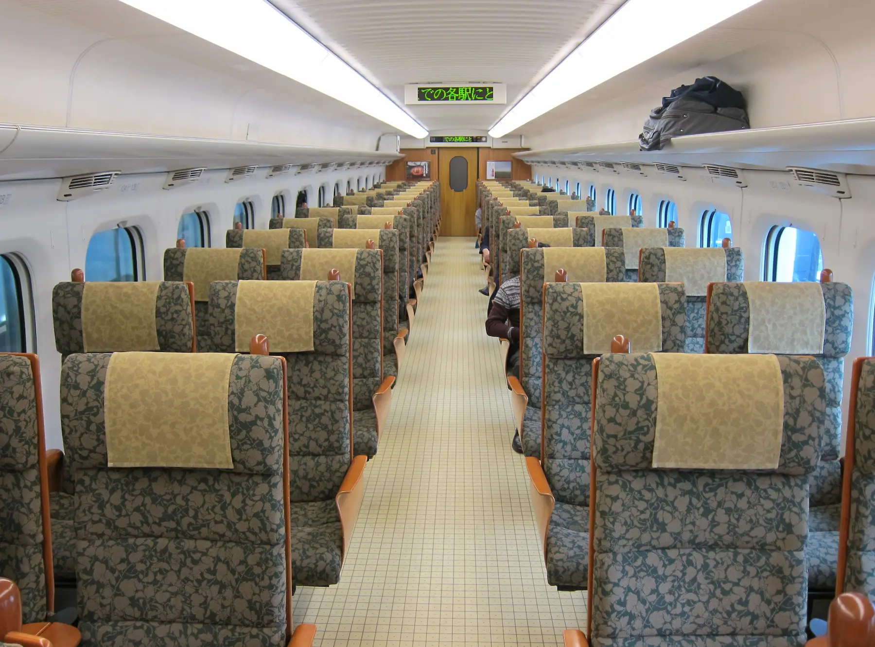 Intérieur d'un Shinkansen en classe ordinaire, sièges réservés inclus avec le JR Pass