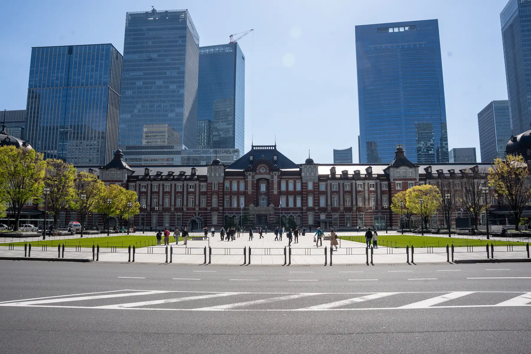 Façade historique de la gare de Tokyo côté Marunouchi avec les tours de verre en arrière-plan