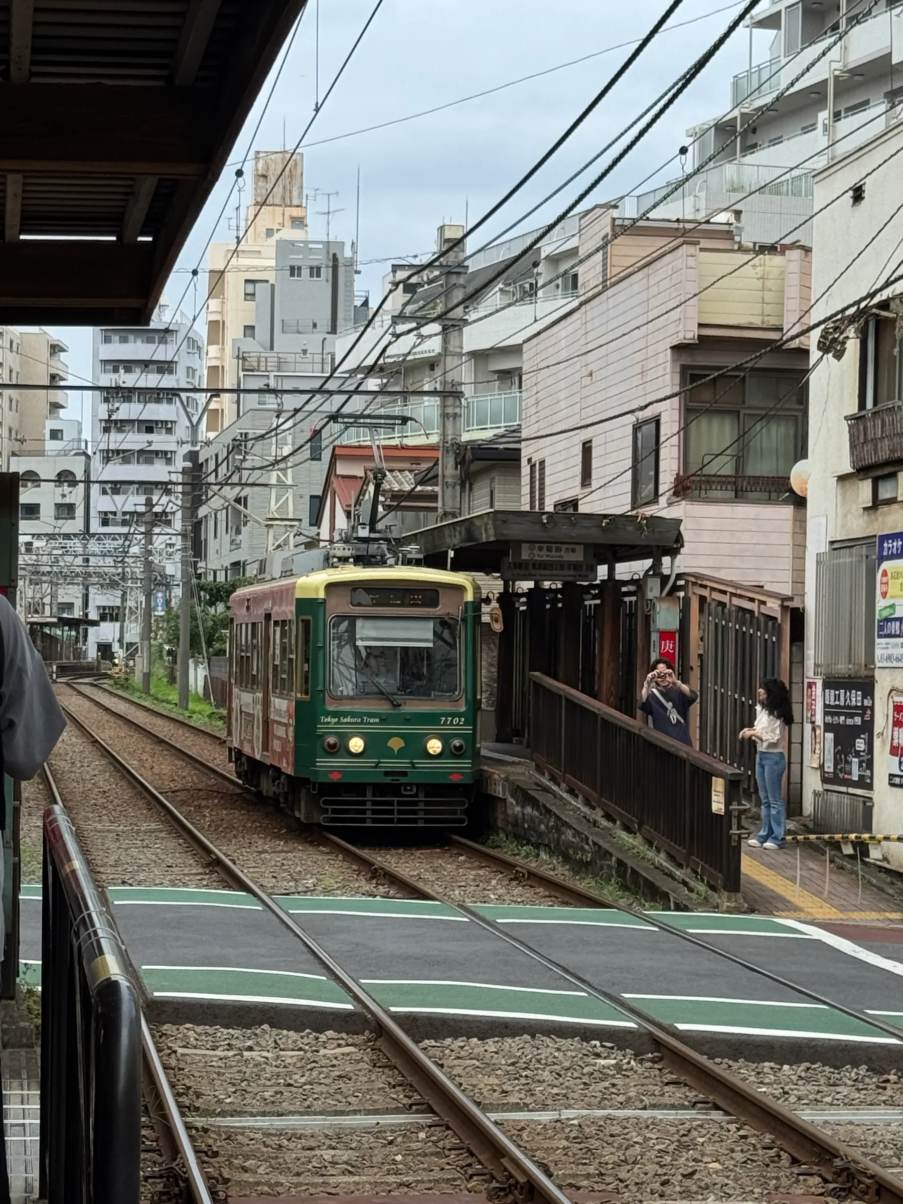 Wagon 7702 du Tokyo Sakura Tram Toden Arakawa sur voie urbaine en pleine ville de Tokyo