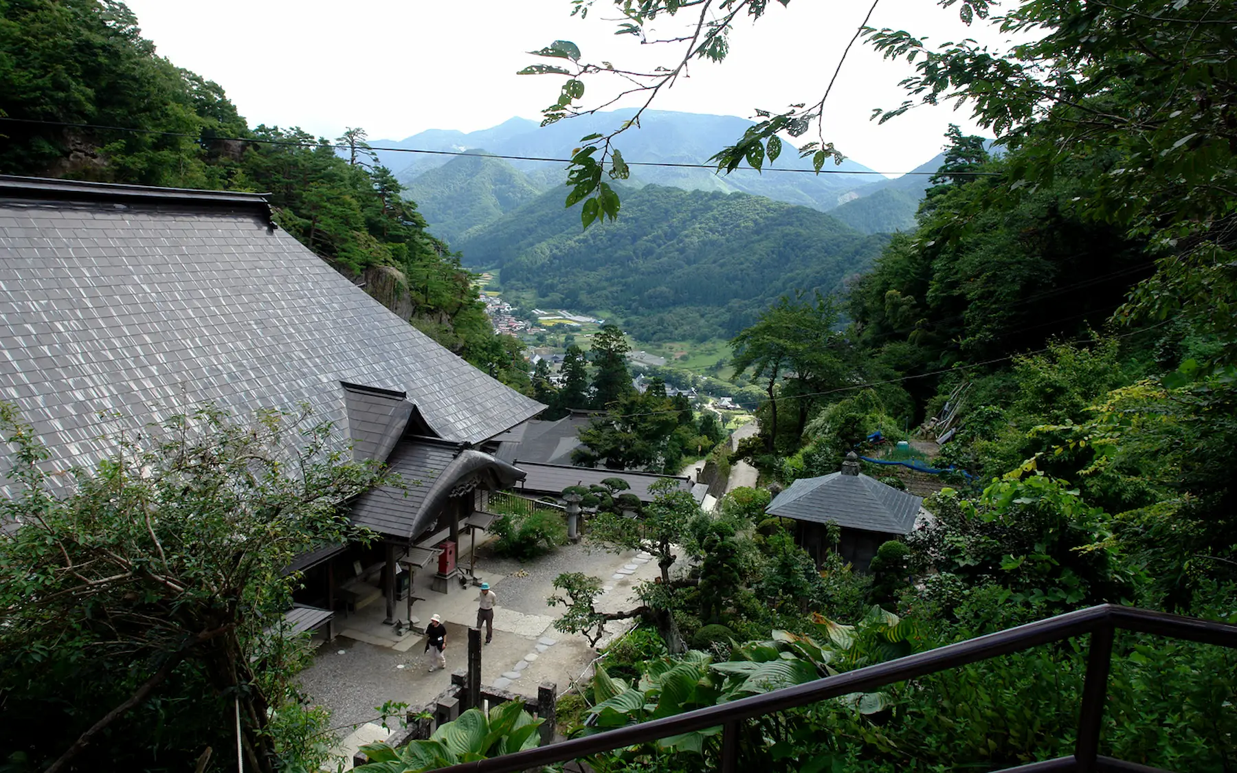 Yamadera Risshakuji, temple accroché à la falaise, vue sur la vallée