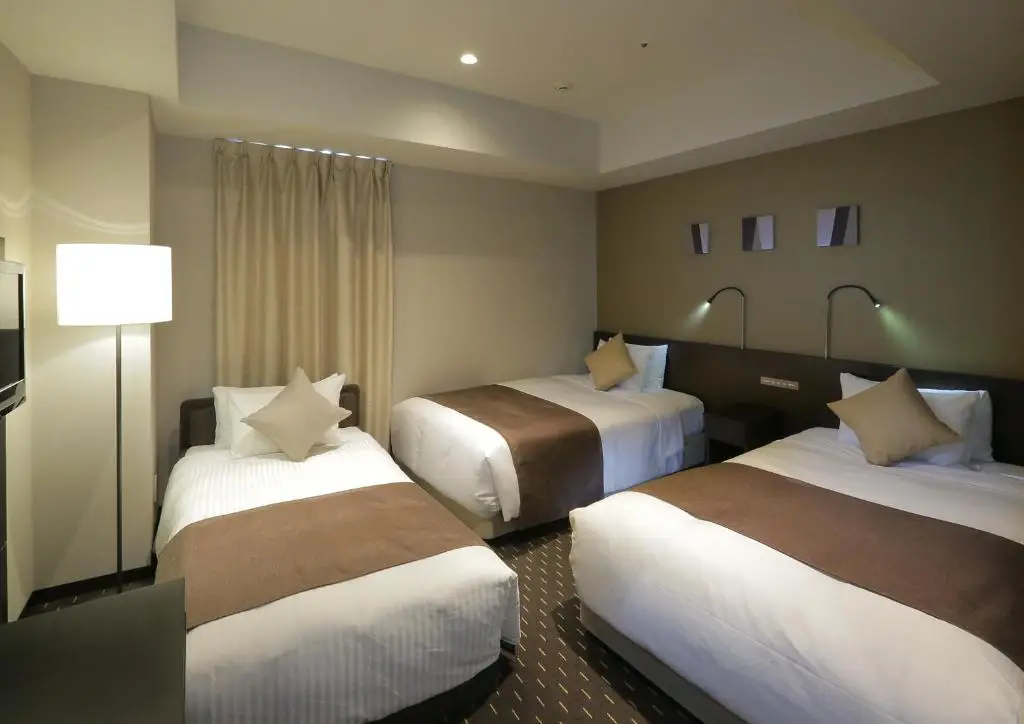 Chambre triple de l'Akihabara Washington Hotel à Tokyo avec trois lits, hôtel pour famille de 3