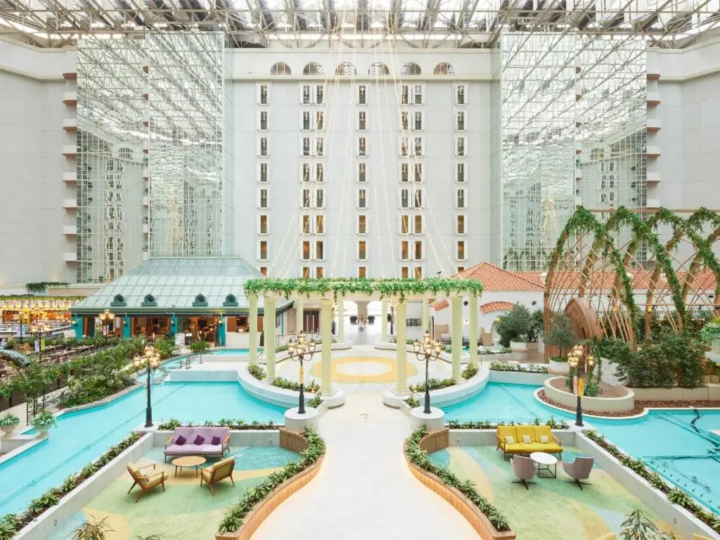 Atrium sous verrière du Grand Nikko Tokyo Bay Maihama avec bassins et salons, hôtel familial près de Tokyo Disney