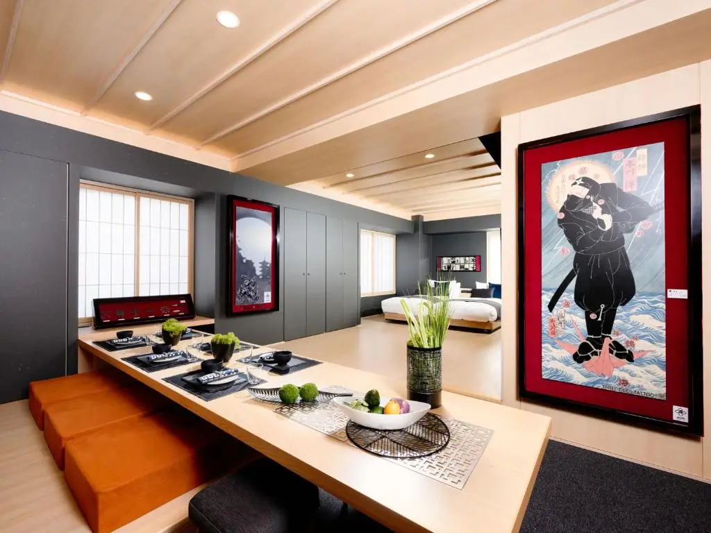 Ninja Room du MIMARU Tokyo Ueno Okachimachi, chambre familiale pour 8 personnes avec grande table et décoration ninja, hôtel à Tokyo pour enfants