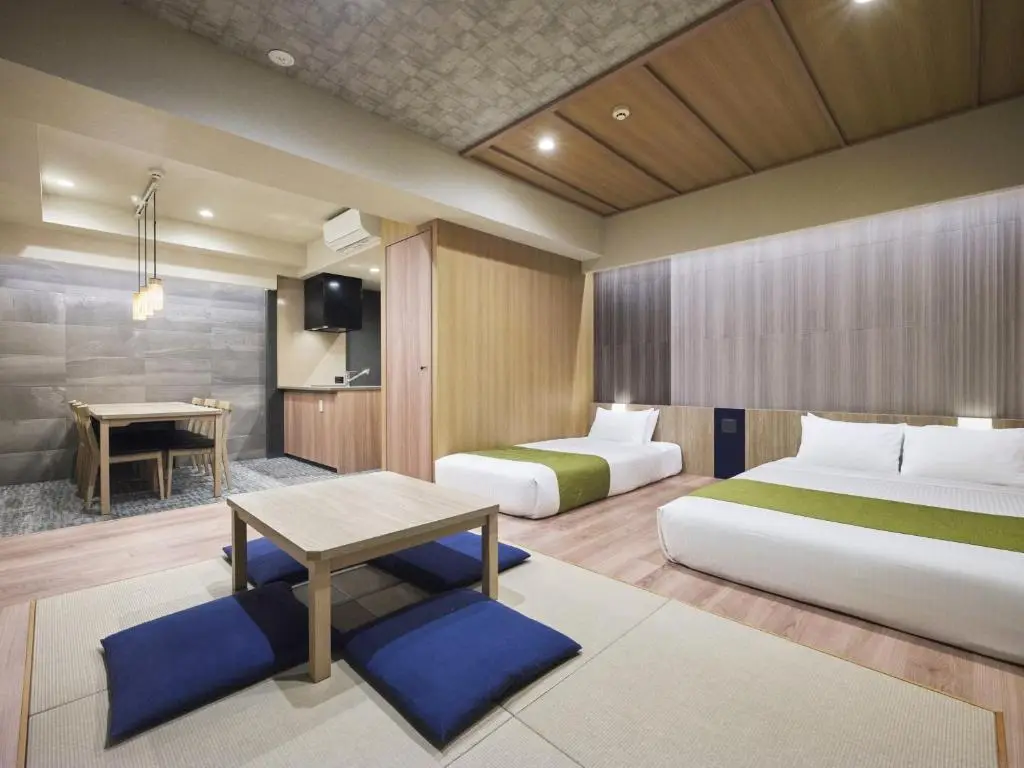 Chambre familiale MONday Apart à Tokyo avec lits, table basse et coussins, appart'hôtel pour famille avec enfants