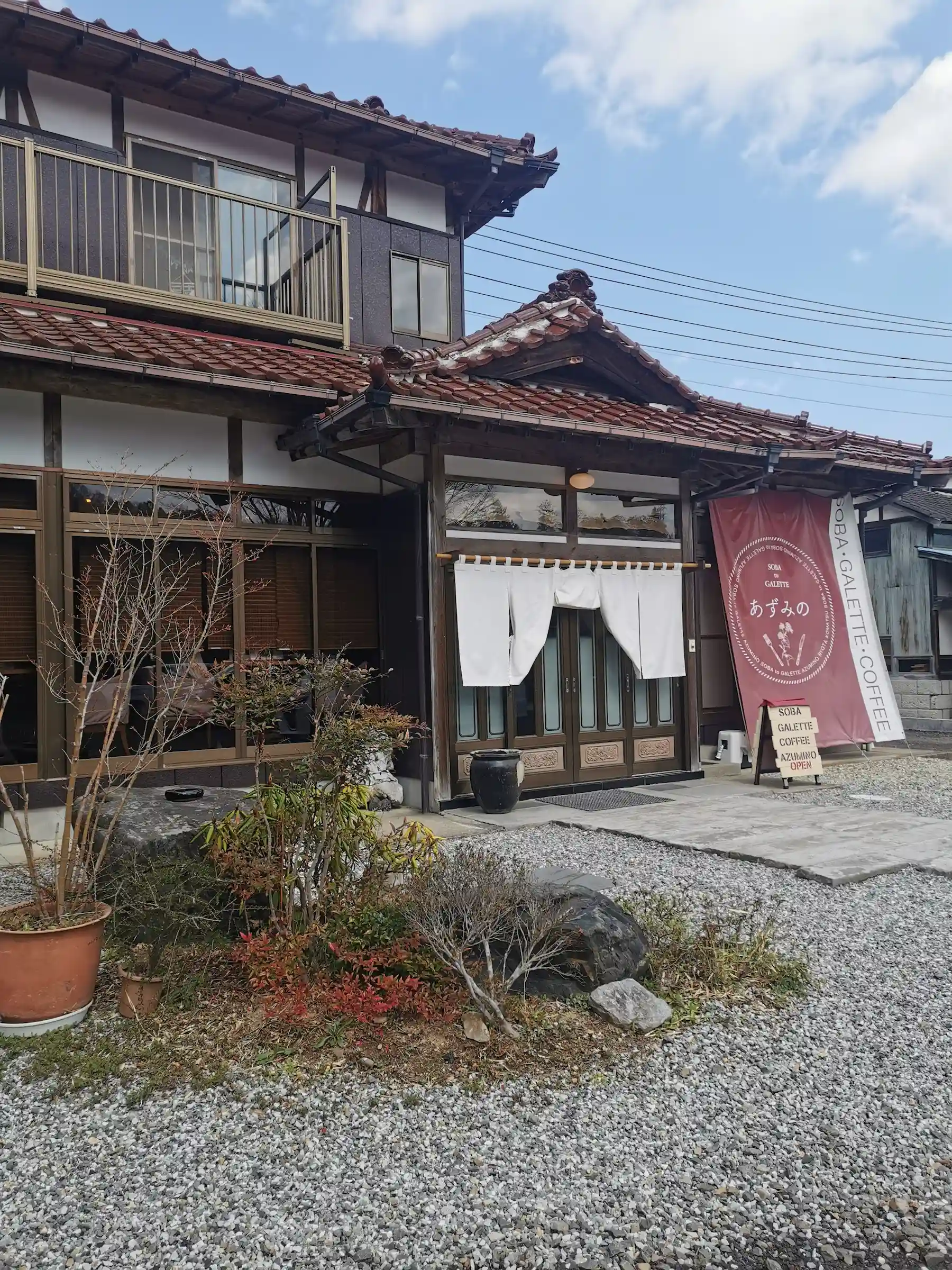 Façade de SOBA to GALETTE Azumino, restaurant de soba et de galettes installé dans une maison ancienne à Akiu Onsen