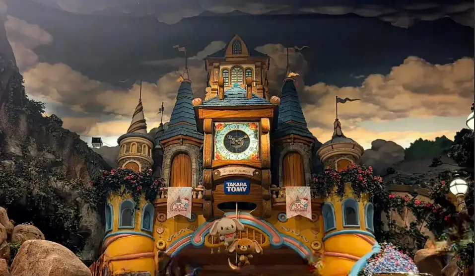 Sanrio Puroland décoré pour Halloween au Japon, personnages en costume
