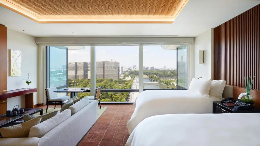 Chambre du Peninsula Tokyo avec vue sur la verdure du palais impérial, hôtel de luxe à Tokyo en famille