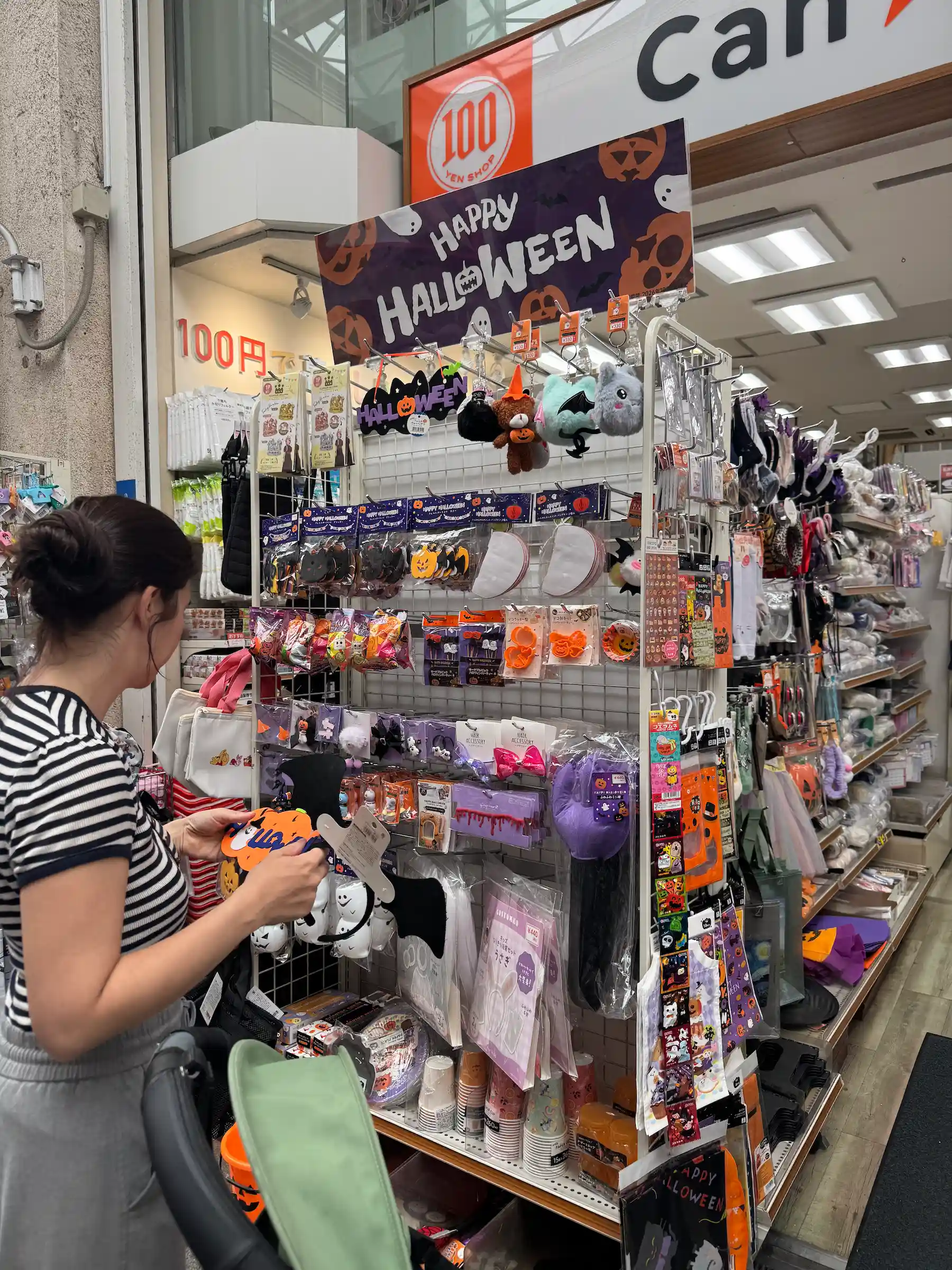 Rayon Halloween dans un magasin Can★Do à Tokyo, décorations et accessoires à 100 yens