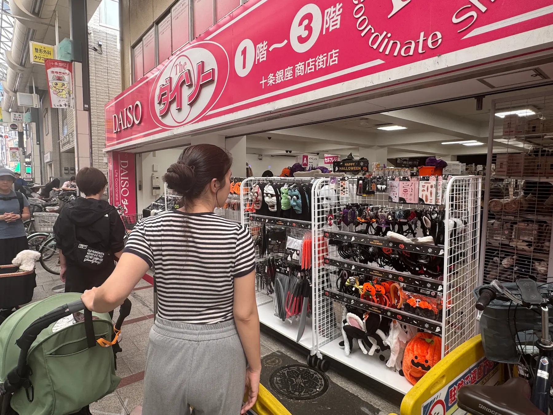 Déguisements et accessoires Halloween exposés devant un Daiso à Tokyo