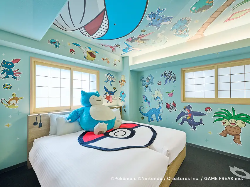 Pokémon Room du MIMARU à Tokyo avec peluche Ronflex et murs illustrés, chambre d'hôtel à thème pour enfants