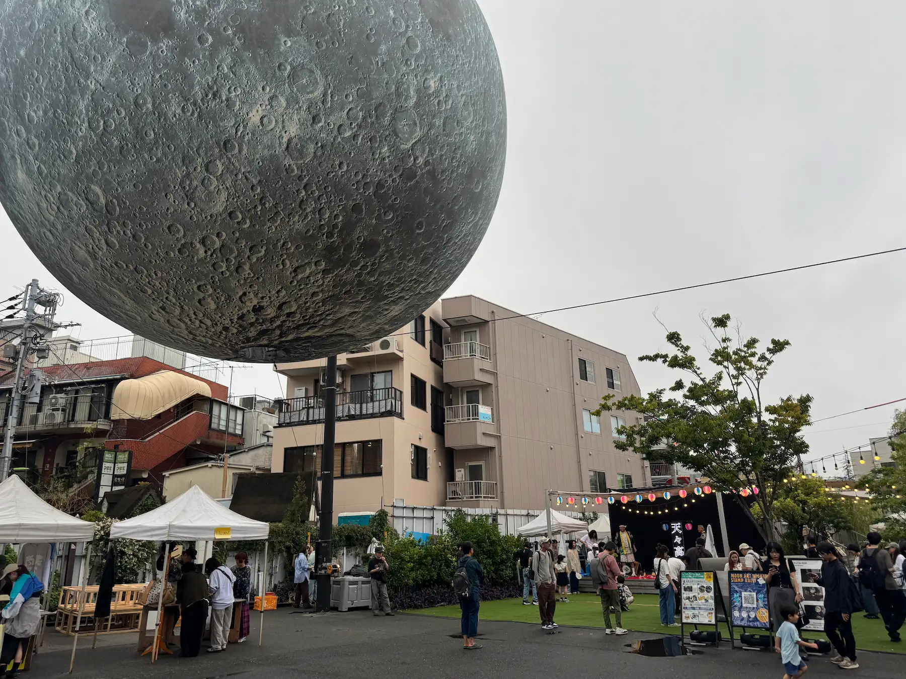 Lune gonflable de 7 mètres de l artiste Luke Jerram suspendue au dessus de la place du Moon Art Night Shimokitazawa automne 2026